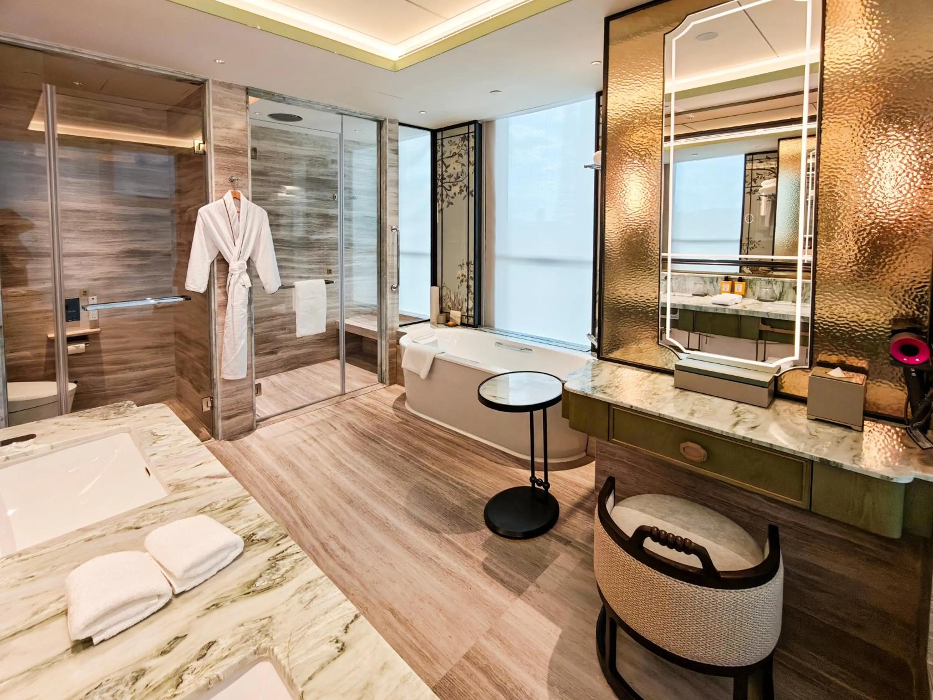 Shower in Shangri-La Kunming