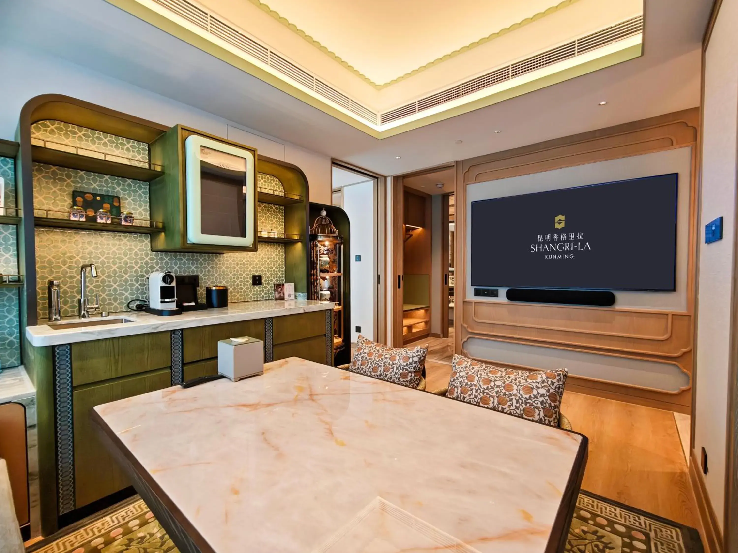Horizon 270° City View Suite in Shangri-La Kunming Horizon 270° City View Suite in Shangri-La Kunming
