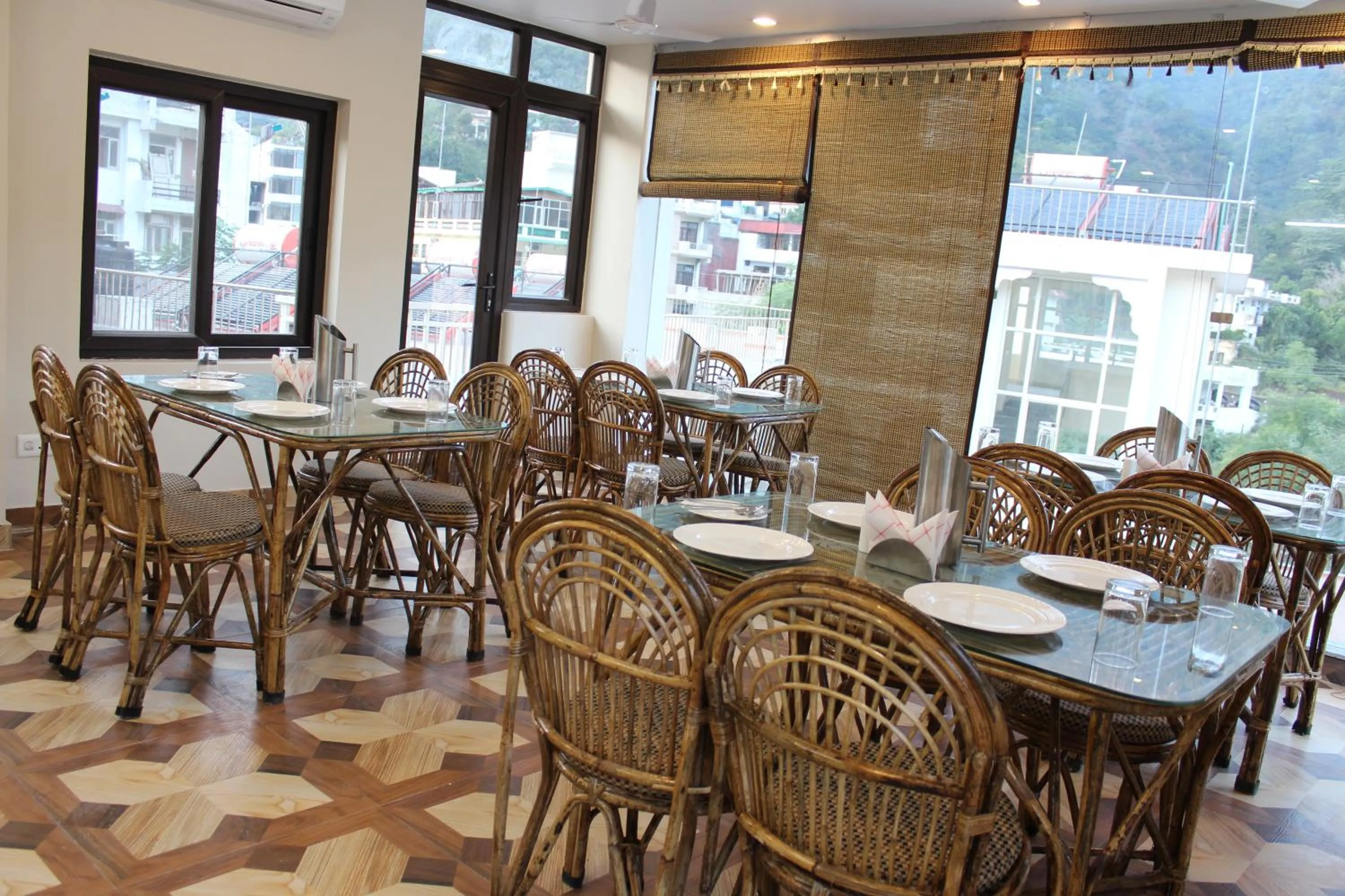 Restaurant/places to eat in Vedas Tapovan