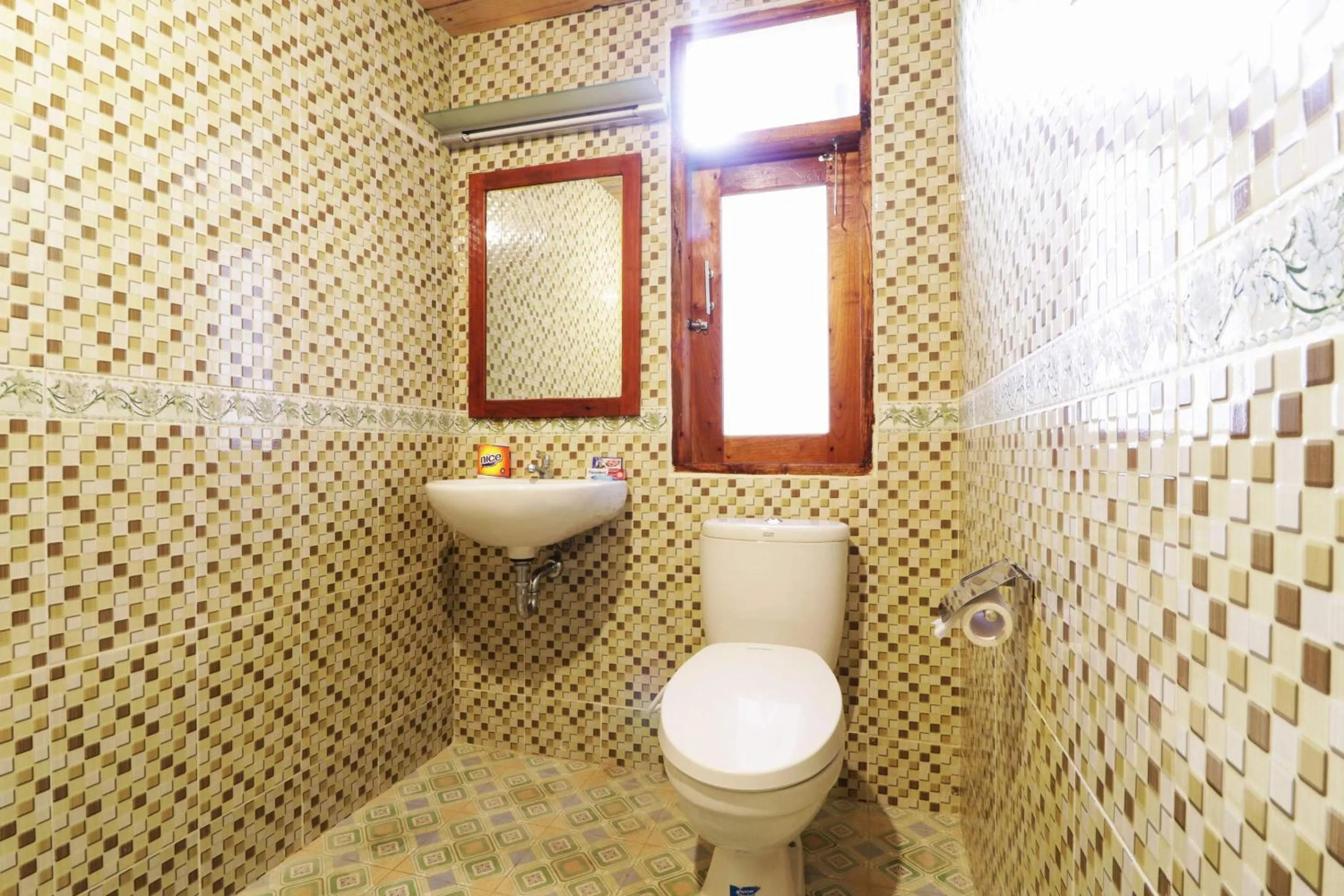 Toilet in Tuk Tuk Timbul Bungalows