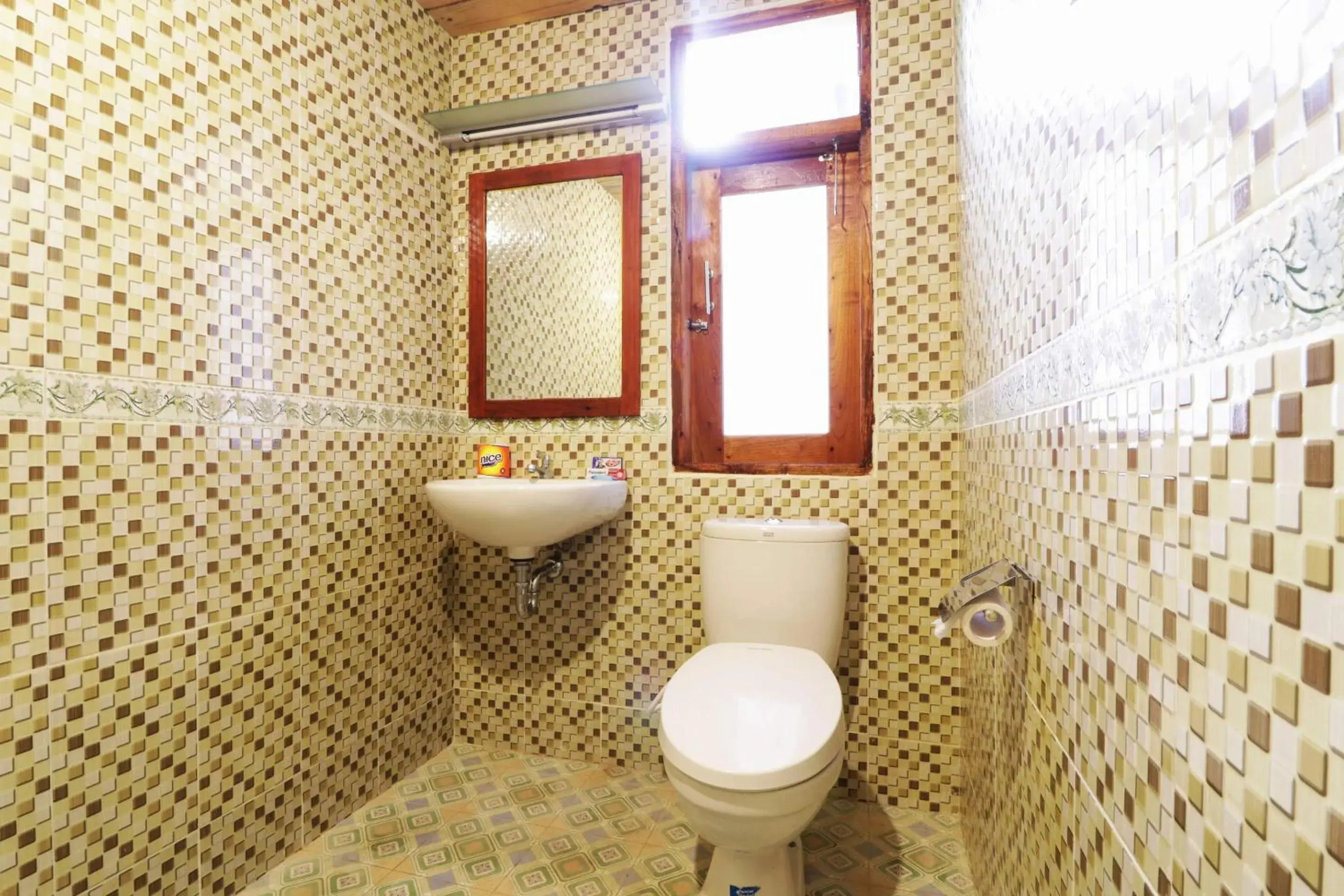 Toilet in Tuk Tuk Timbul Bungalows Toilet in Tuk Tuk Timbul Bungalows