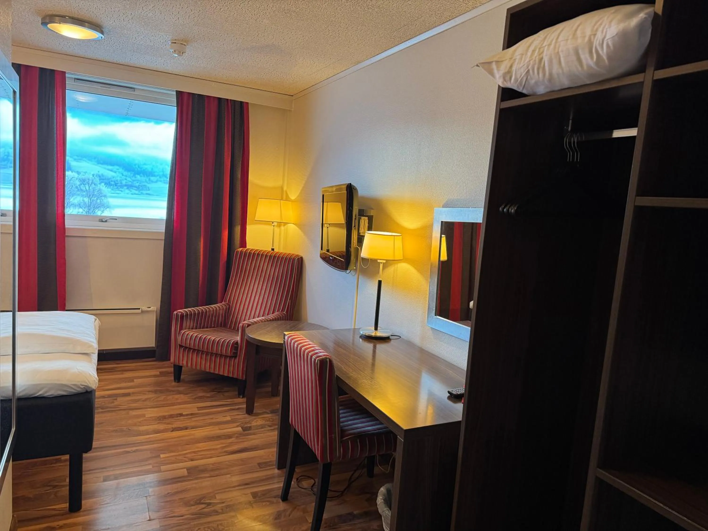 Seating area, Bed in Park Hotel Vossevangen