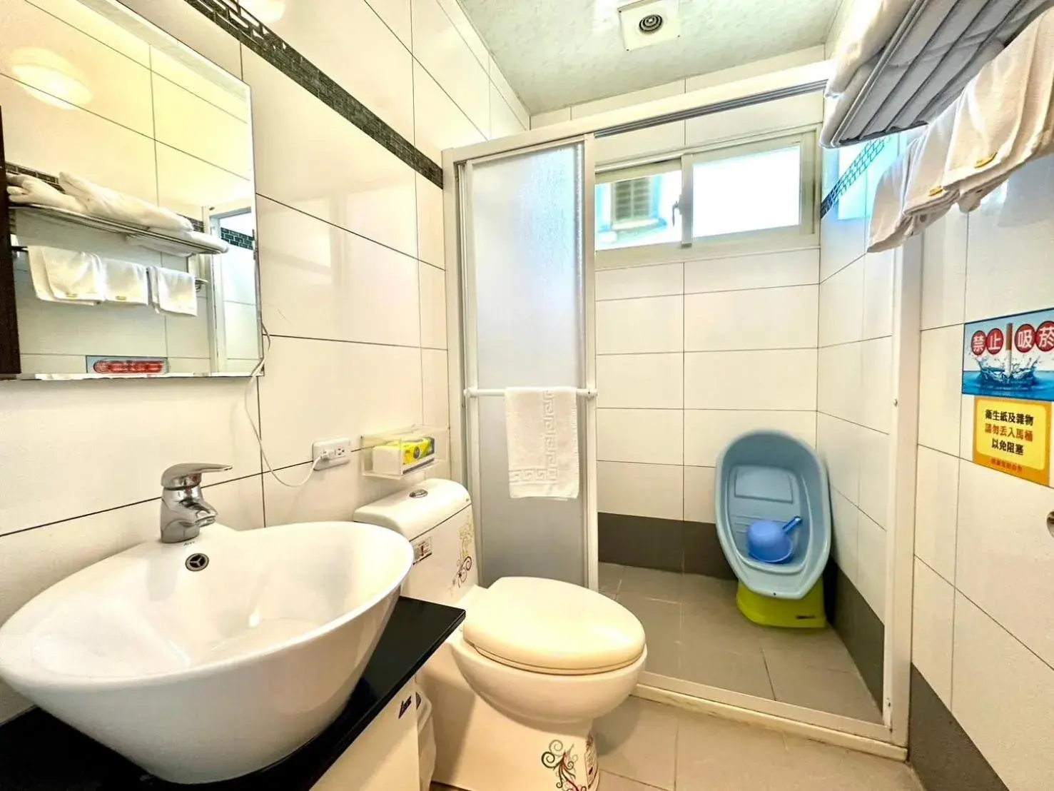 Toilet in Little Apple B&B Toilet in Little Apple B&B