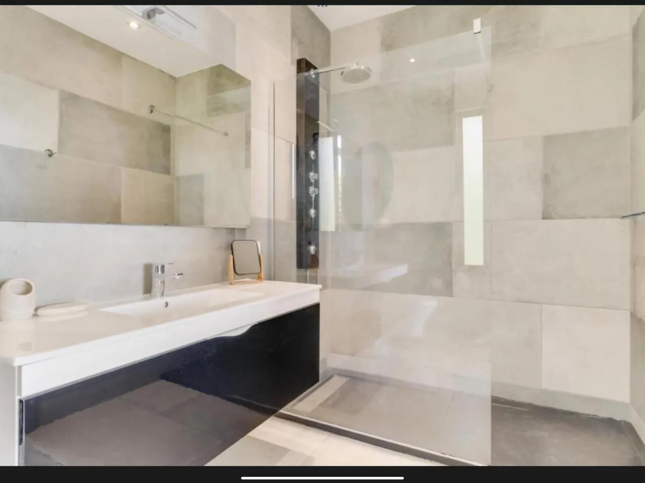 Bathroom in Villa Rubydom by Turin