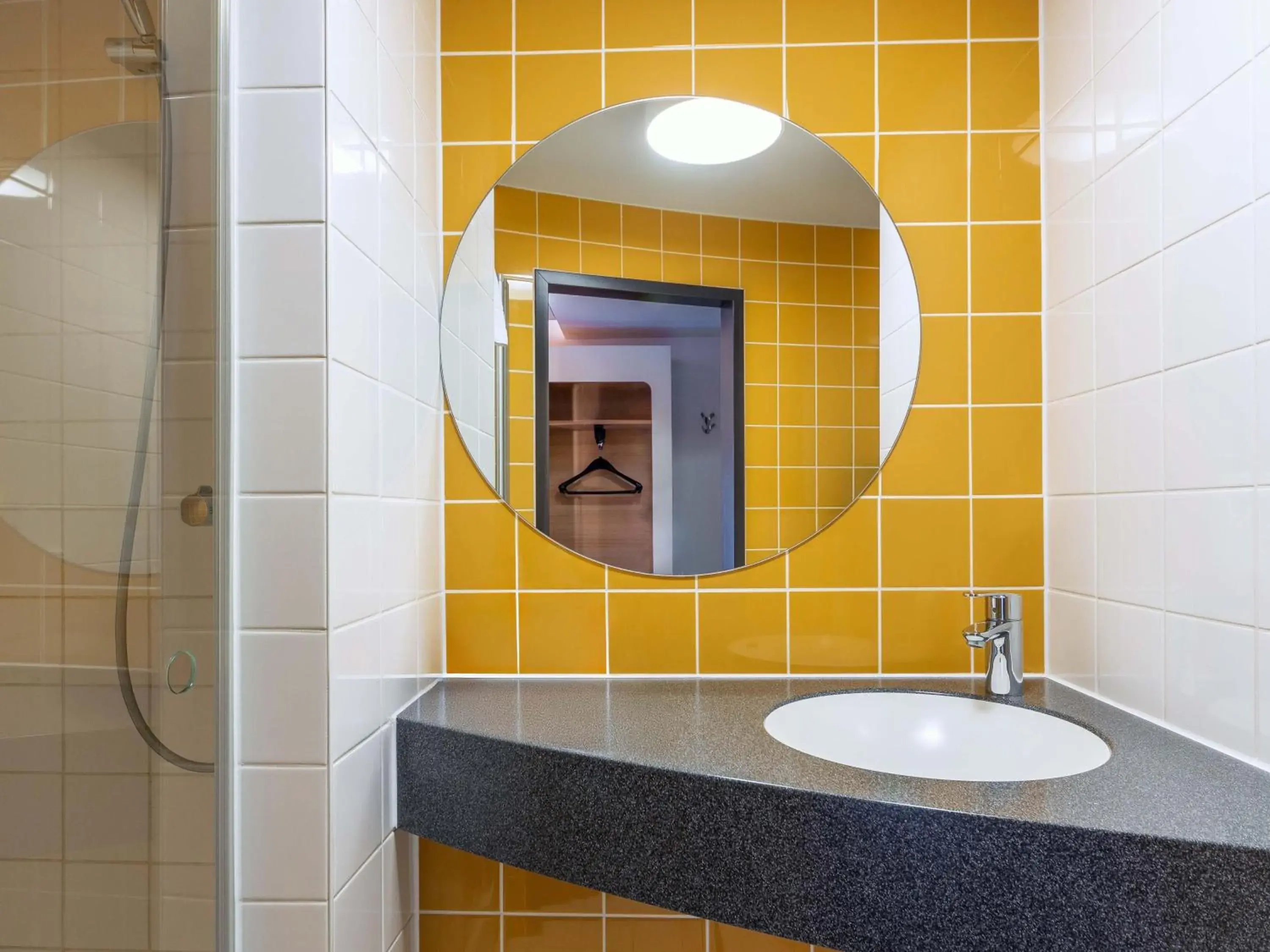 Bathroom in B&B Hotel Düsseldorf-City Bathroom in B&B Hotel Düsseldorf-City