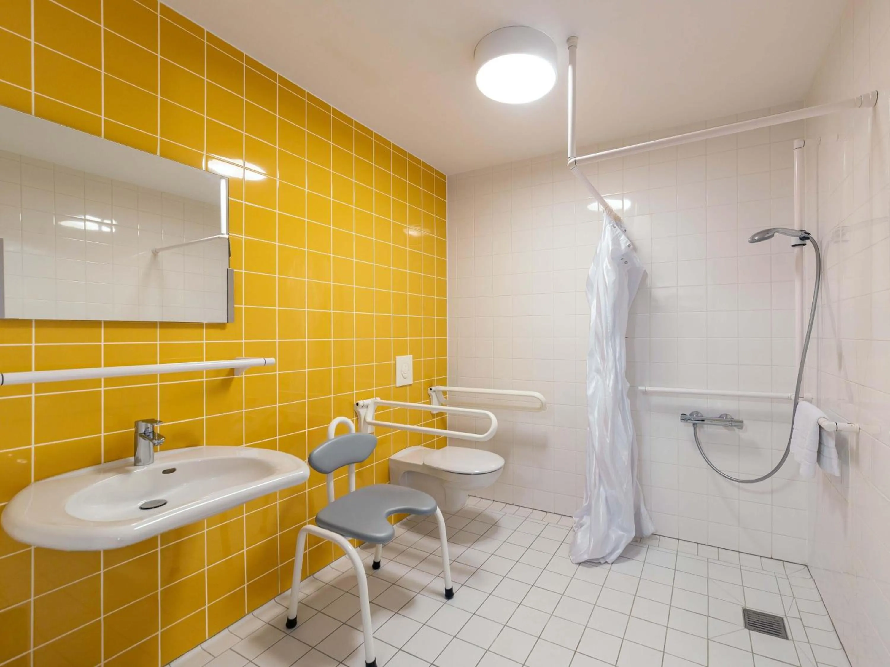 Bathroom in B&B Hotel Düsseldorf-City