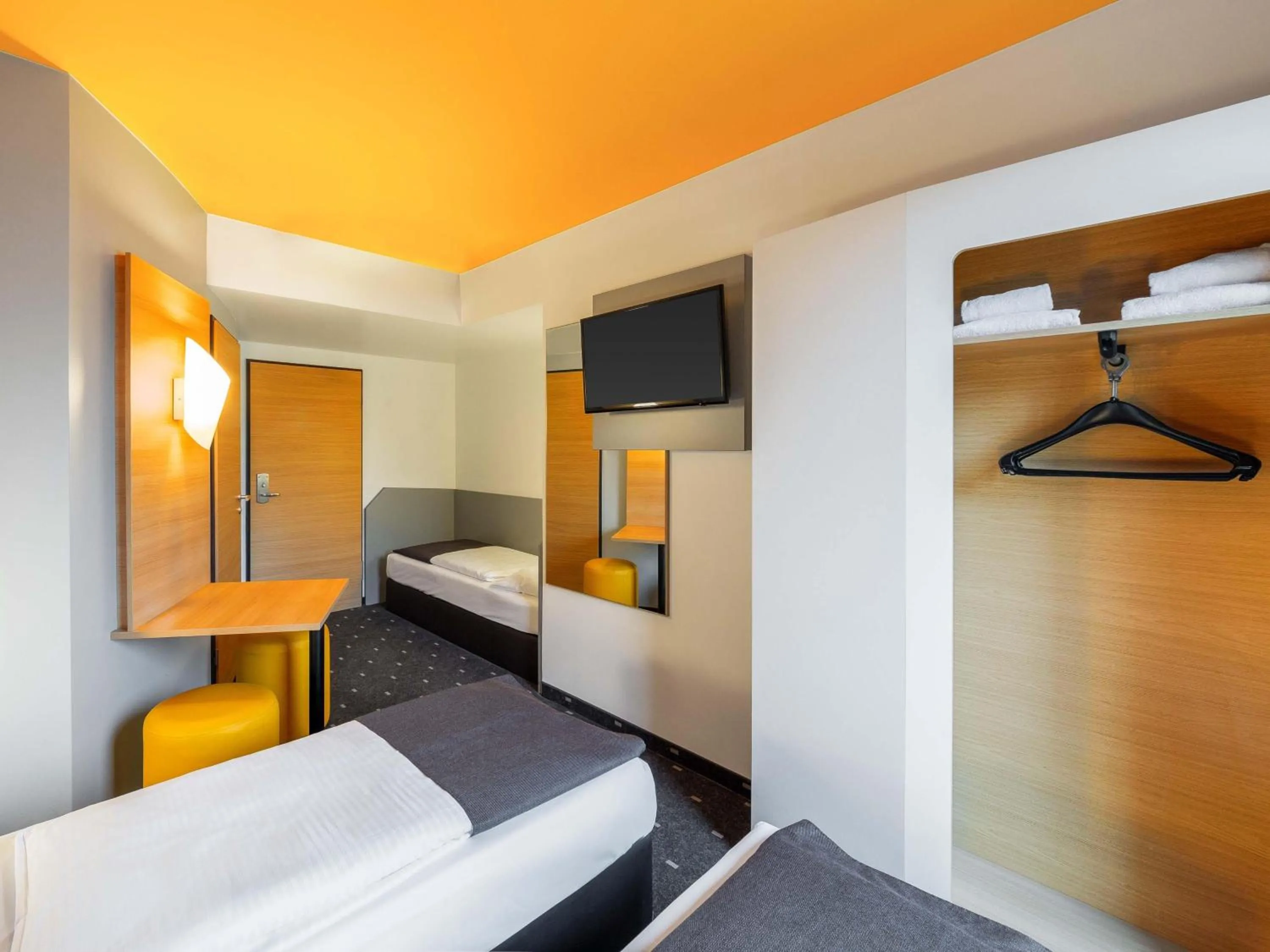 Photo of the whole room, Bed in B&B Hotel Düsseldorf-City