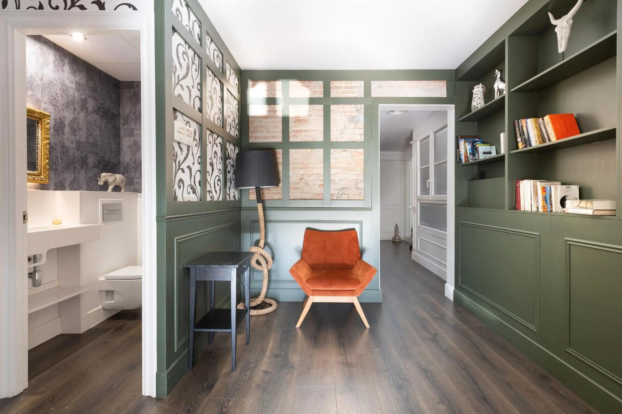 Library in Enjoybcn Coliseum Apartments