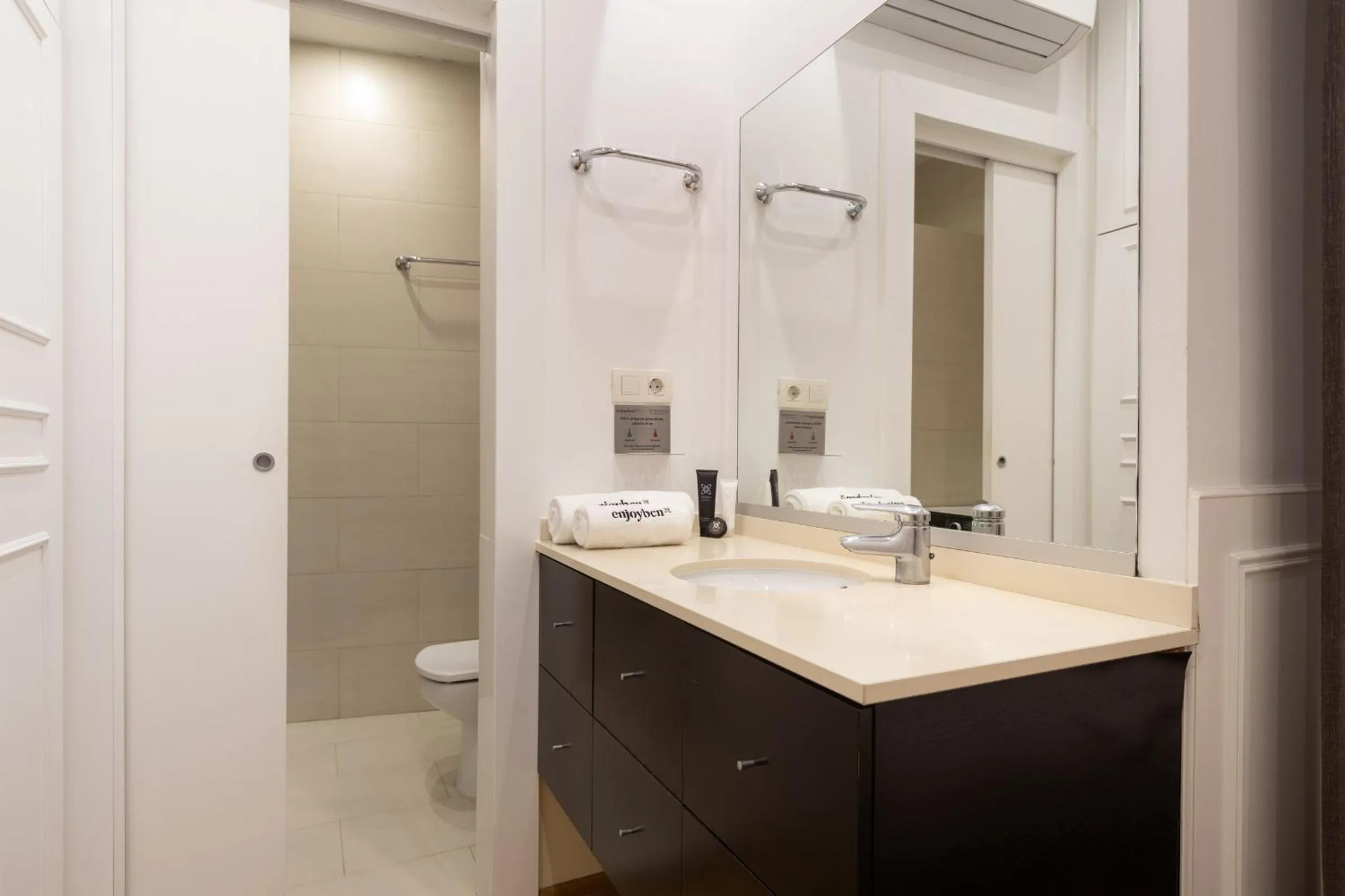 Bathroom in Enjoybcn Coliseum Apartments