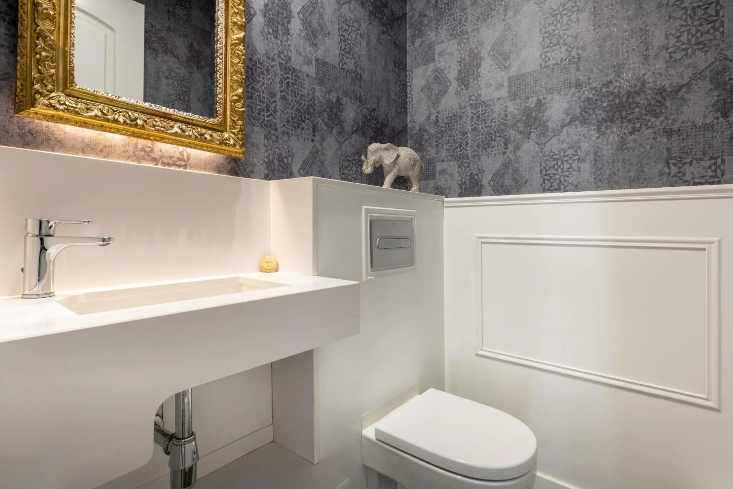 Bathroom in Enjoybcn Coliseum Apartments