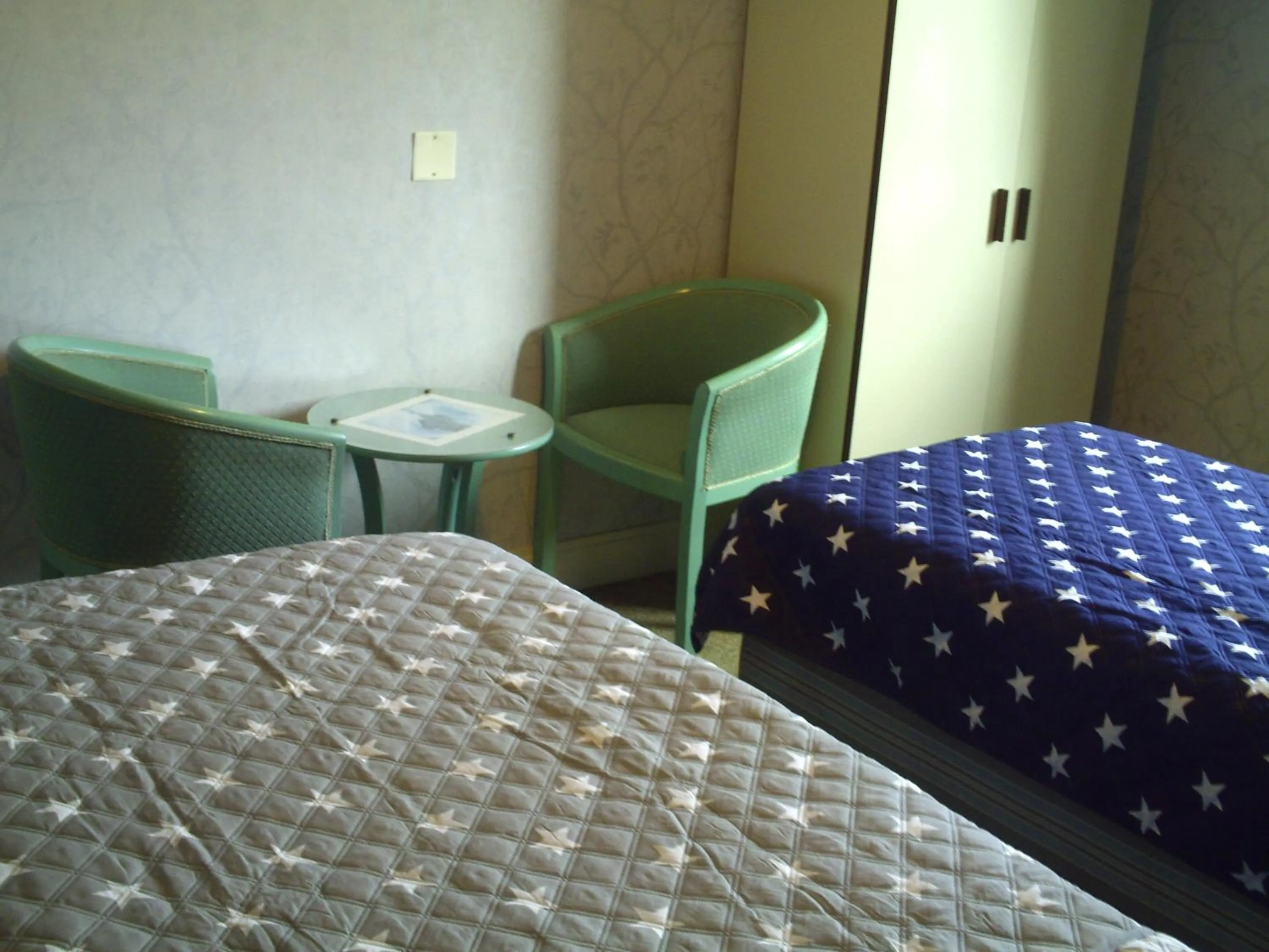 Seating area, Bed in Hôtel l'Eden