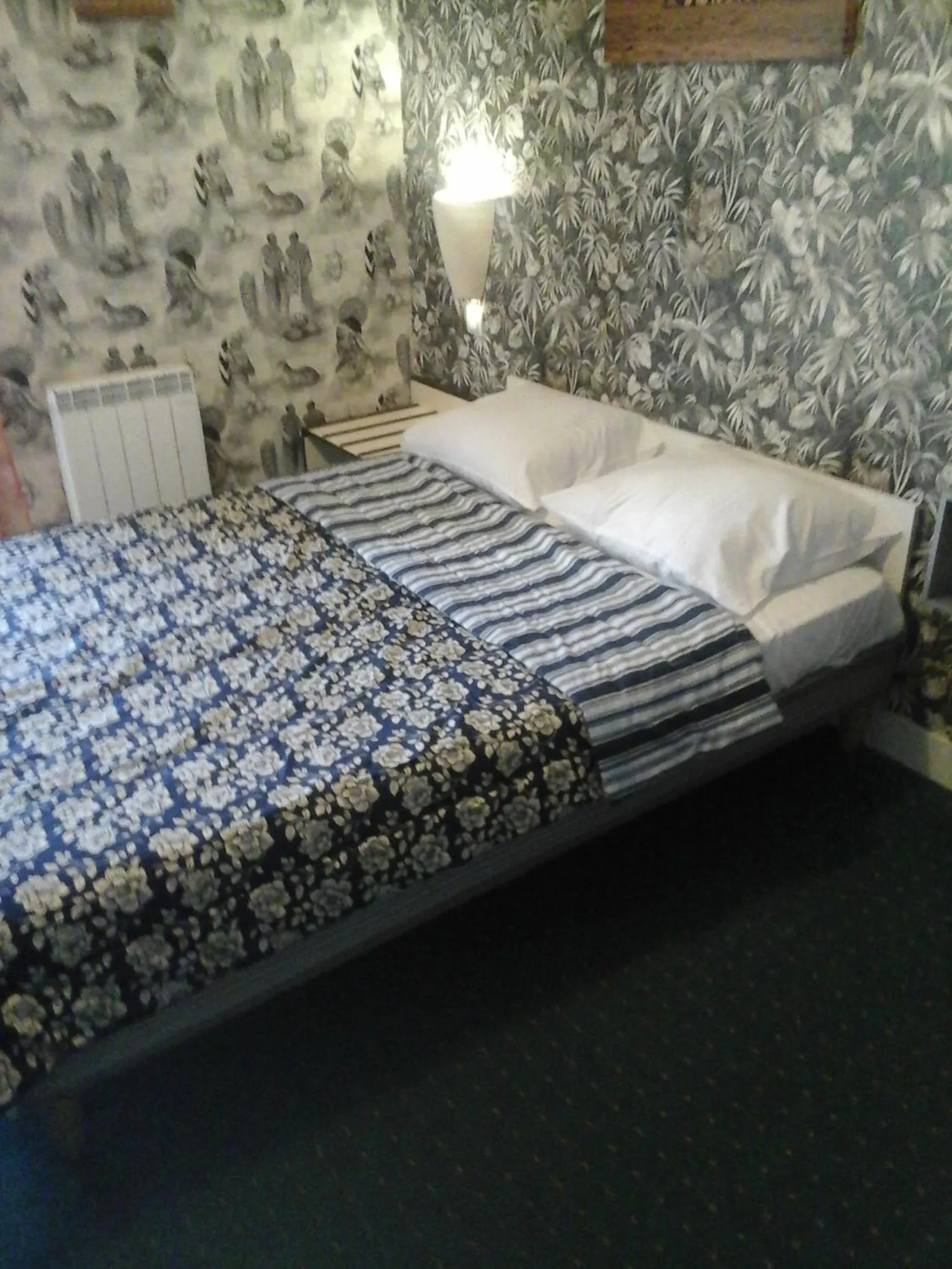 Bed in Hôtel l'Eden