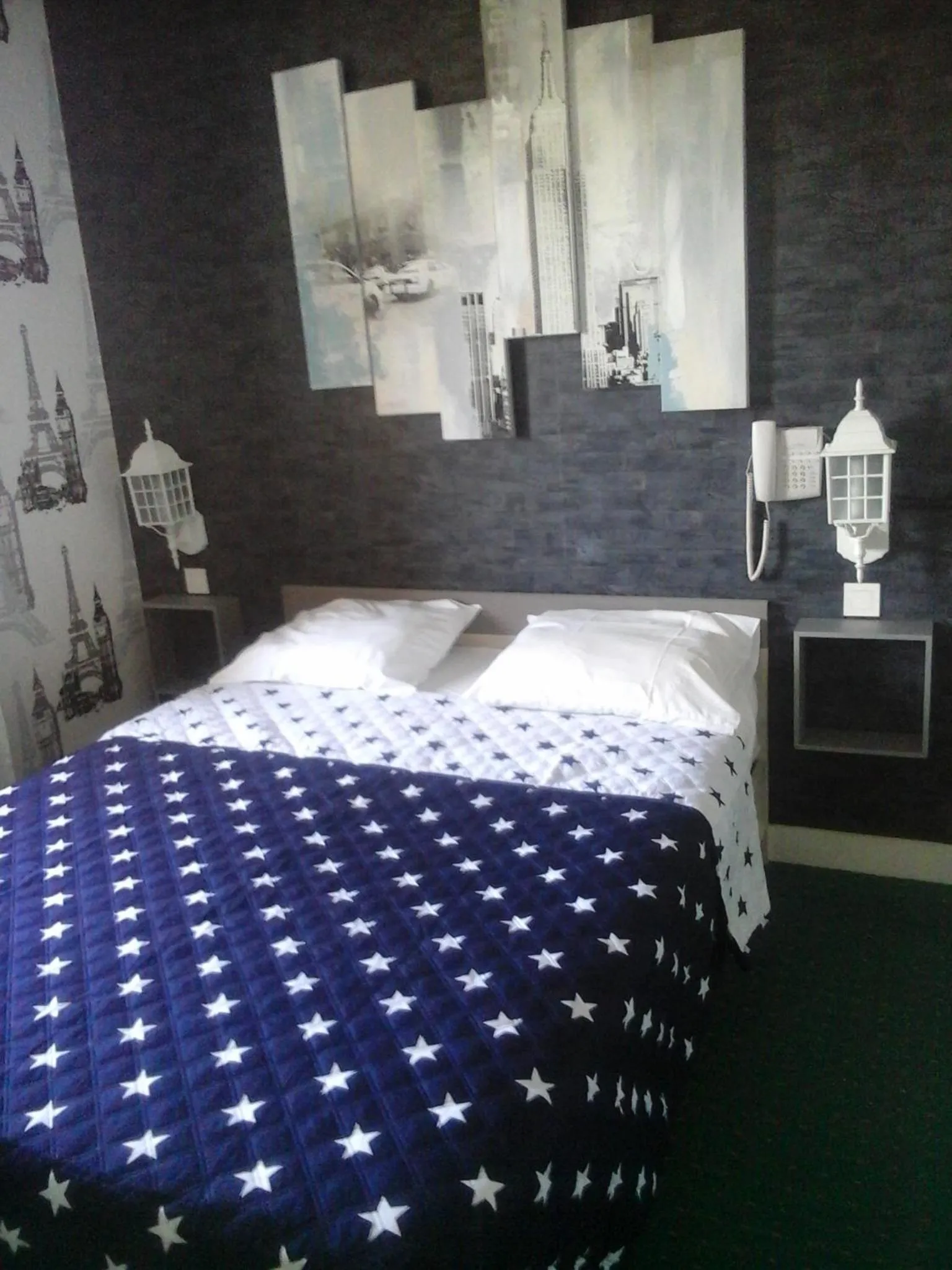 Bed in Hôtel l'Eden