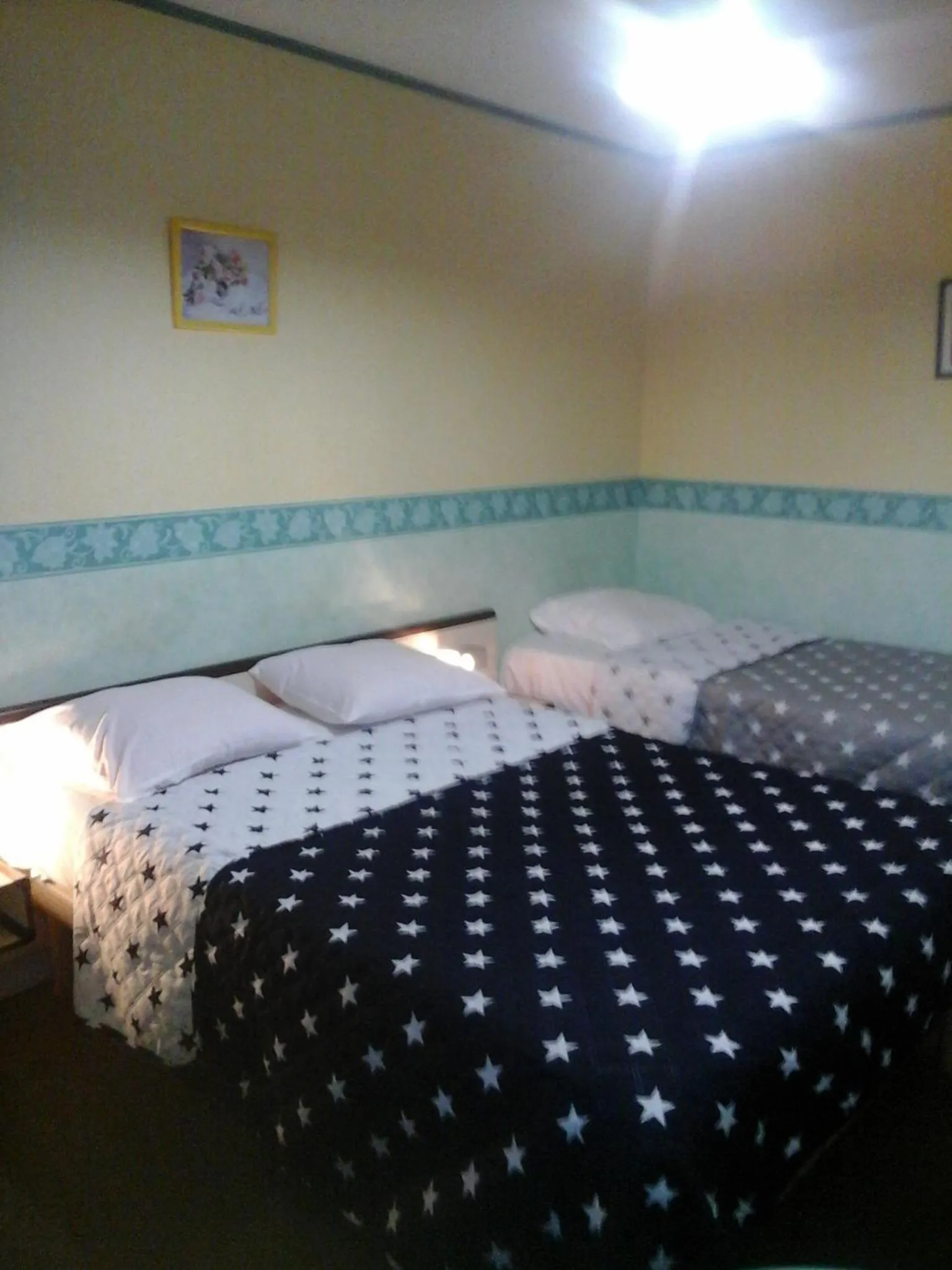 Bed in Hôtel l'Eden