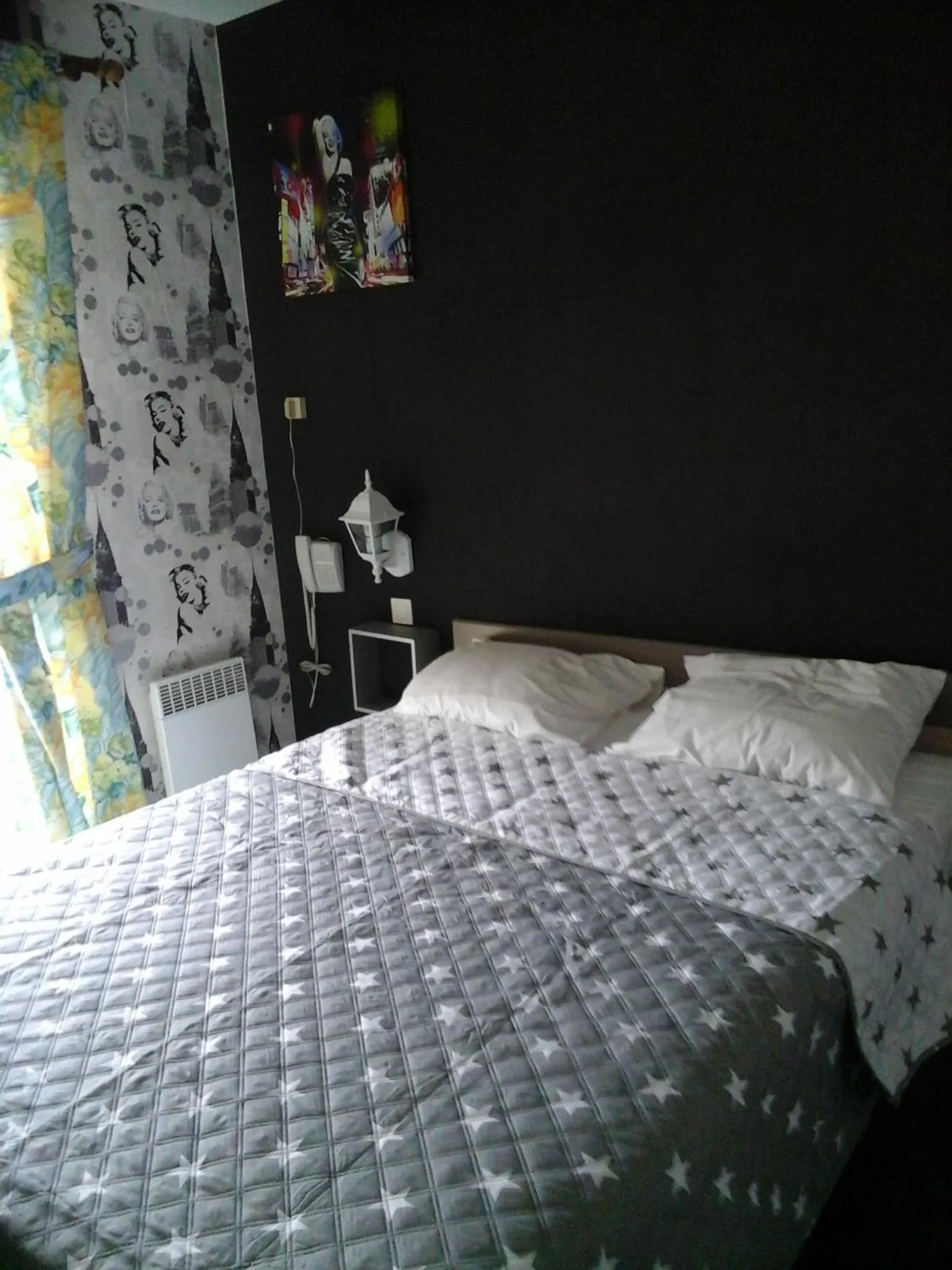 Bed in Hôtel l'Eden