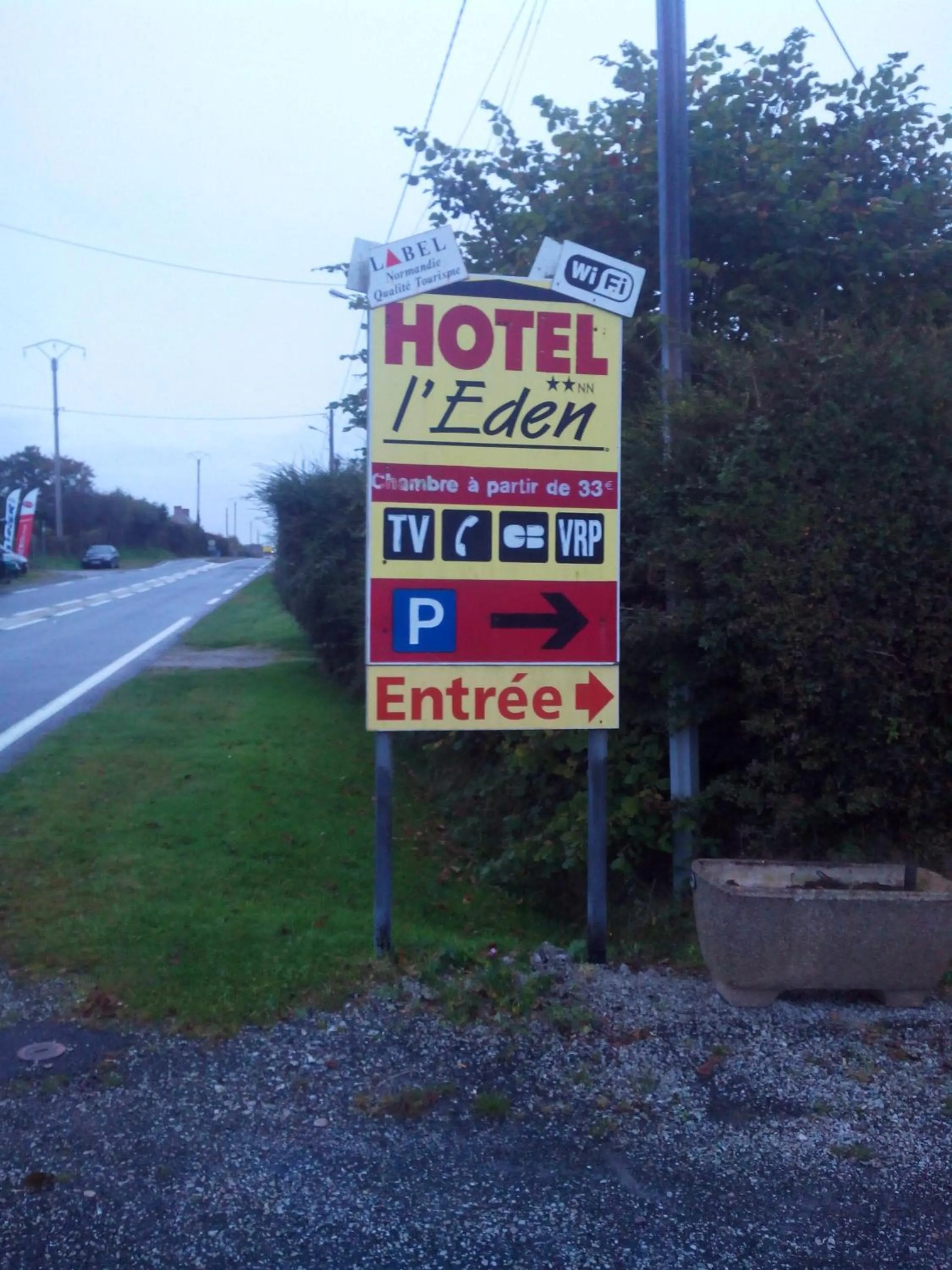 Property logo or sign in Hôtel l'Eden