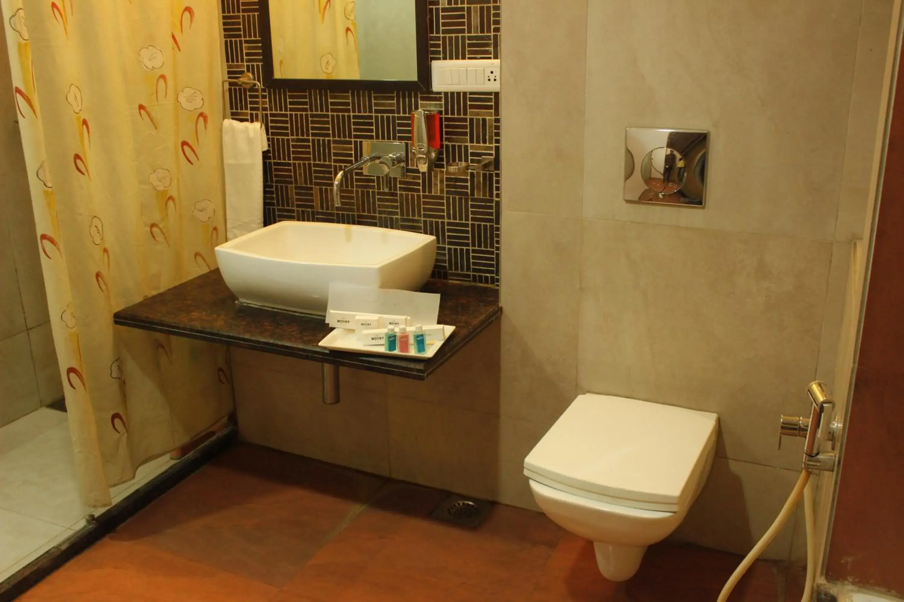 Bathroom in Hotel Mount Regency Bathroom in Hotel Mount Regency