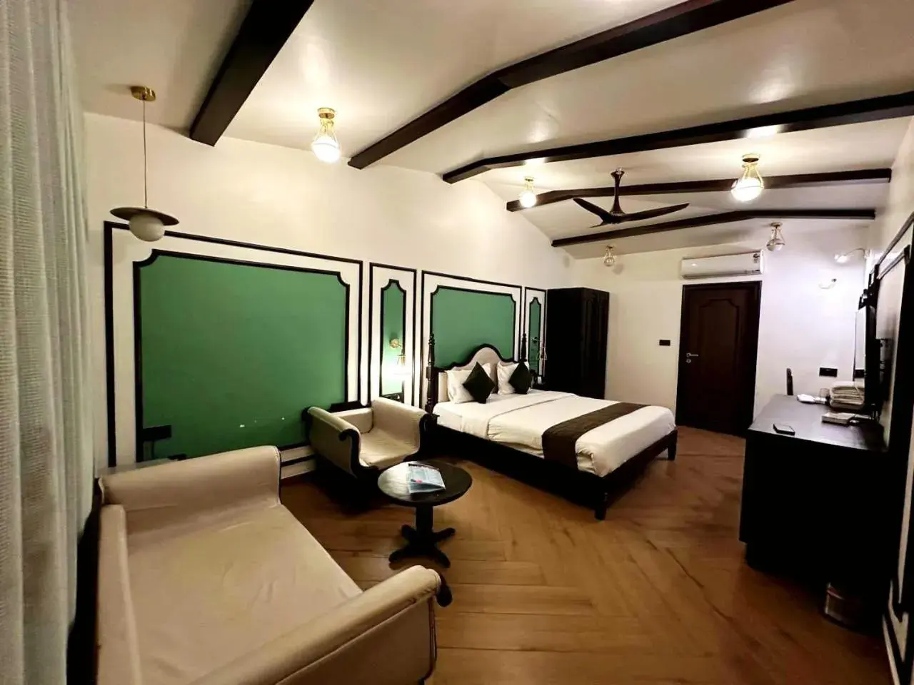 Property building, Bed in Hotel Mount Regency Property building, Bed in Hotel Mount Regency