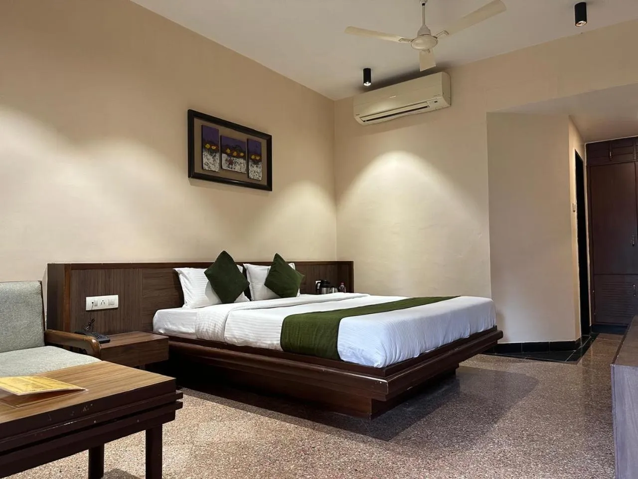 Bedroom, Bed in Hotel Mount Regency