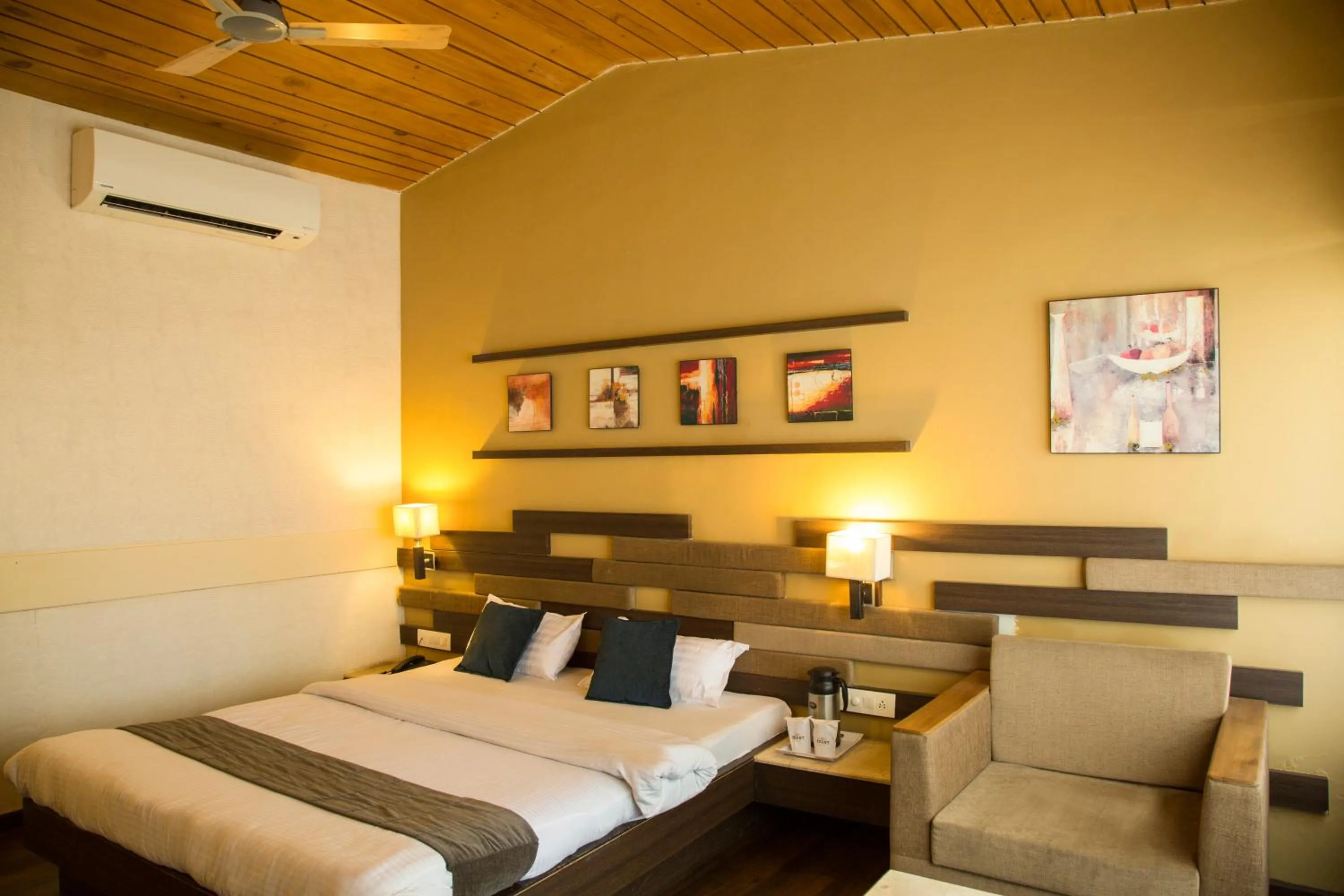 Guests, Bed in Hotel Mount Regency