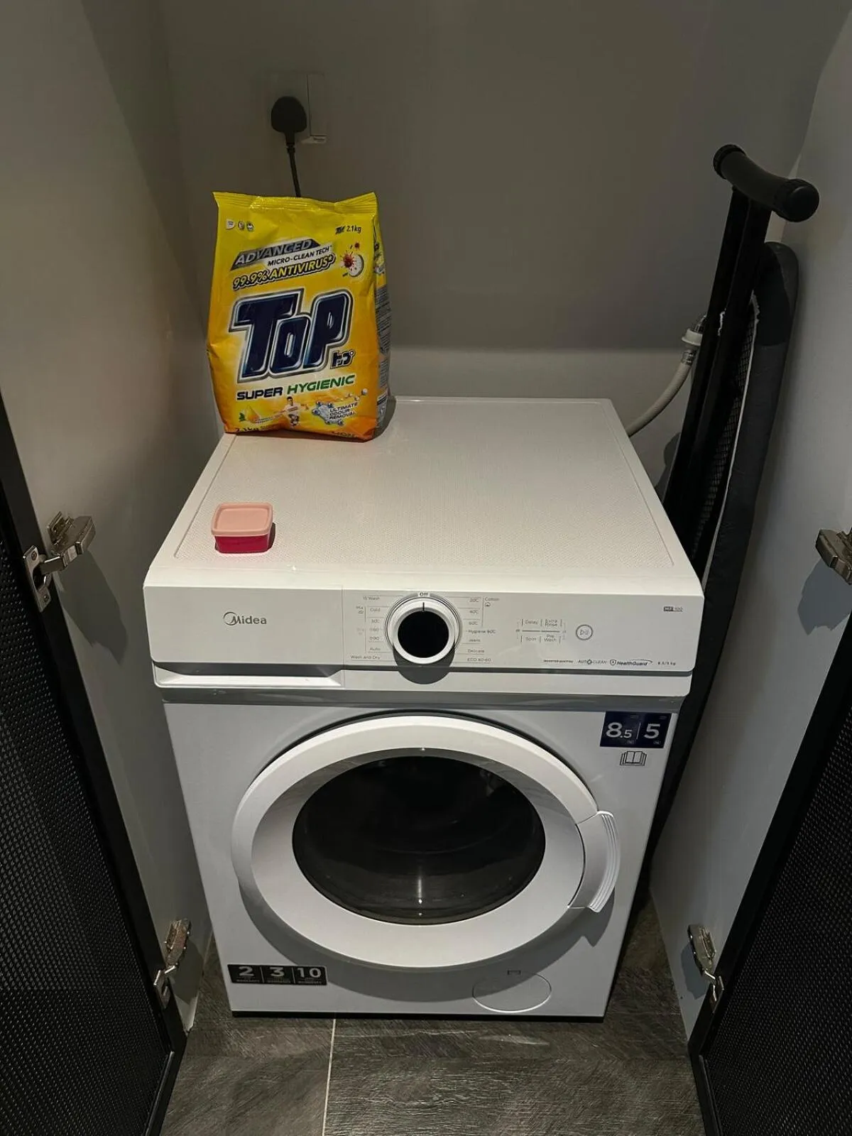 washing machine in Scarletz Suites KLCC Studio