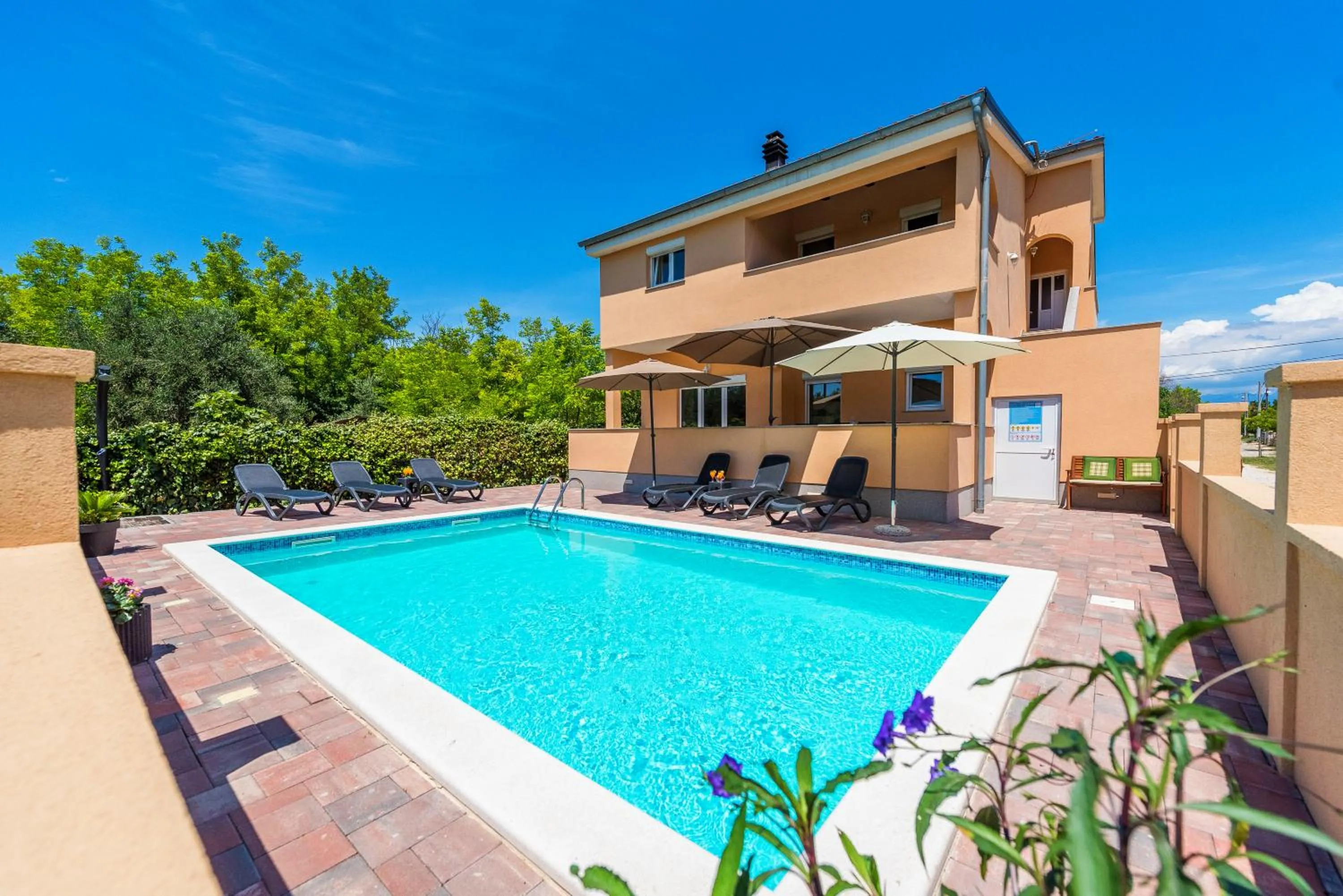 Nelly Apartments