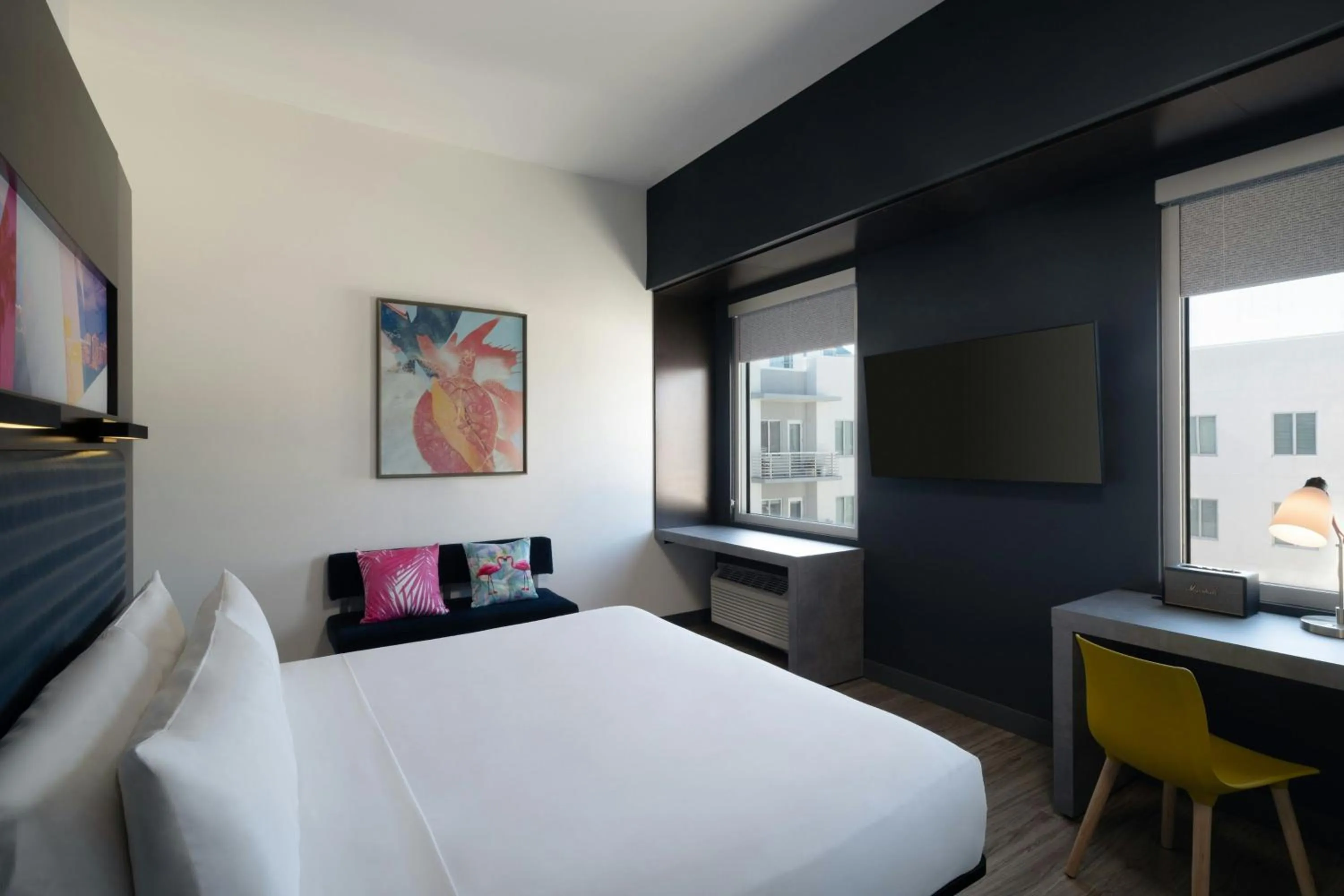 Photo of the whole room, Bed in Aloft Sarasota