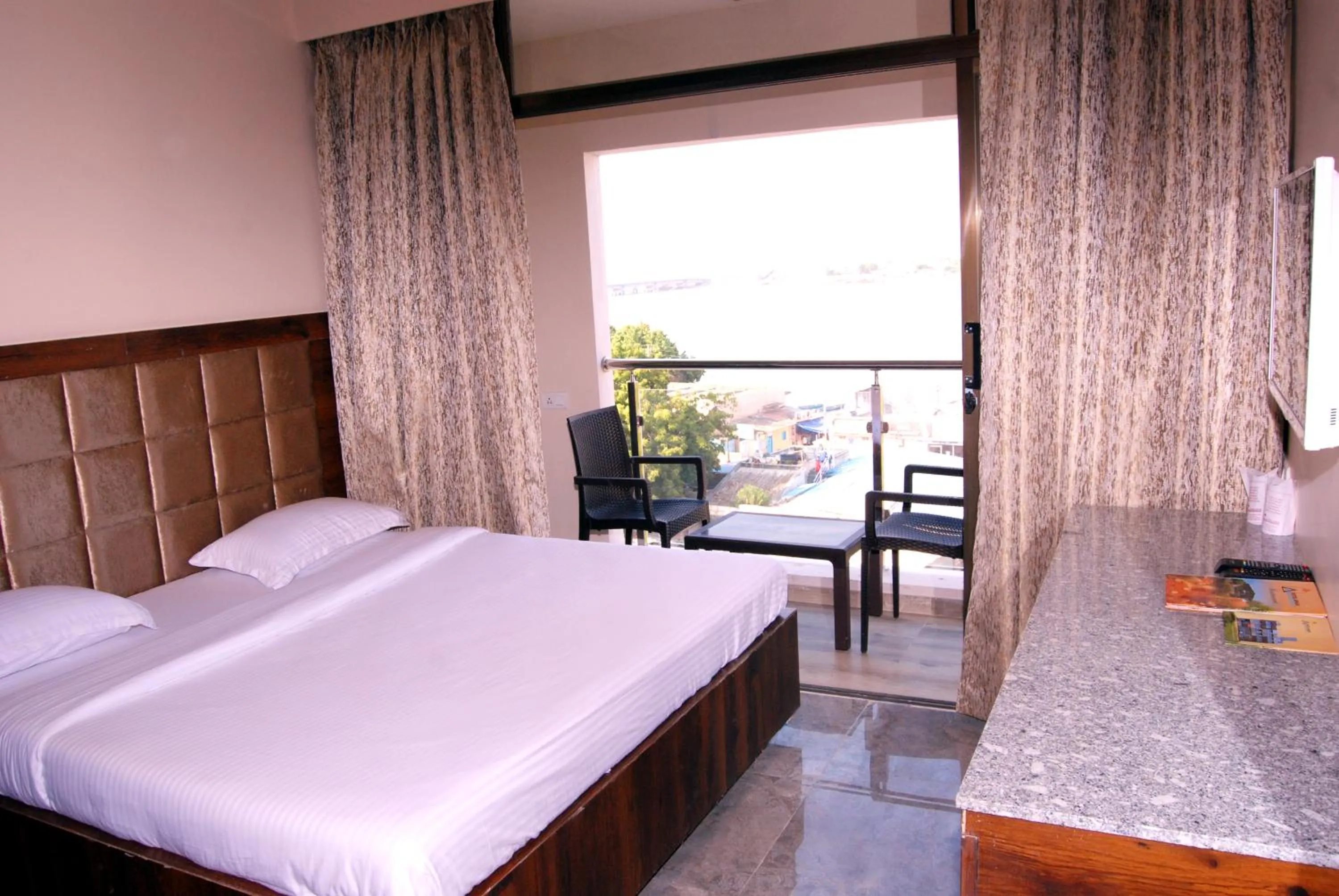 Day, Bed in Hotel Apaar