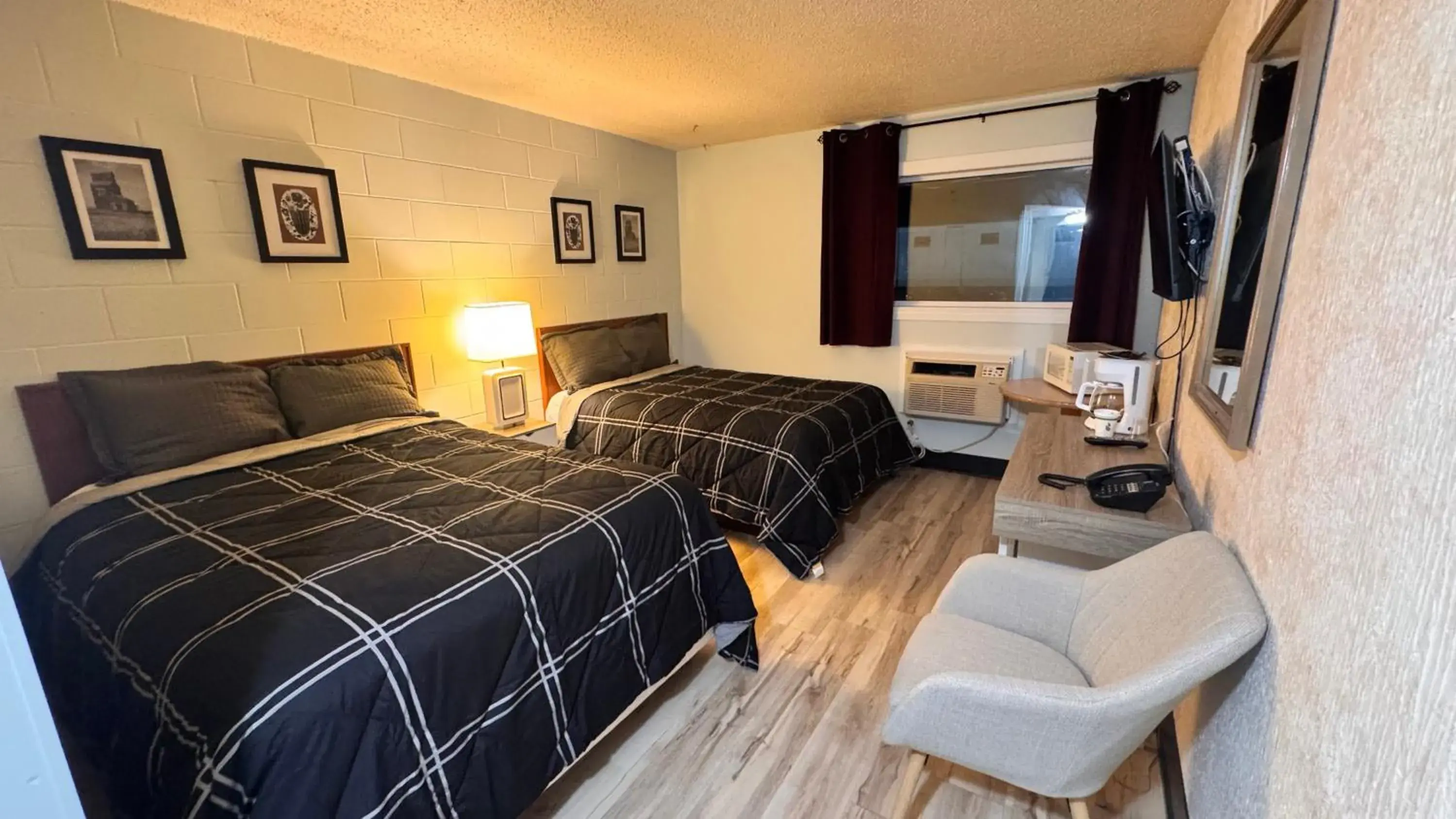 Deluxe Double Room - single occupancy in Confederation Inn Deluxe Double Room - single occupancy in Confederation Inn