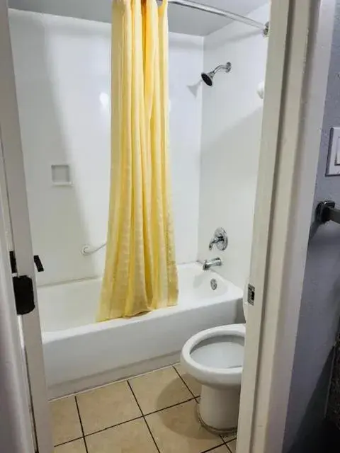 Shower in Plaza Inn Shower in Plaza Inn