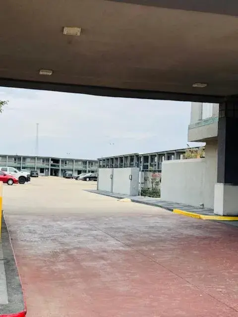 Property building in Plaza Inn Property building in Plaza Inn