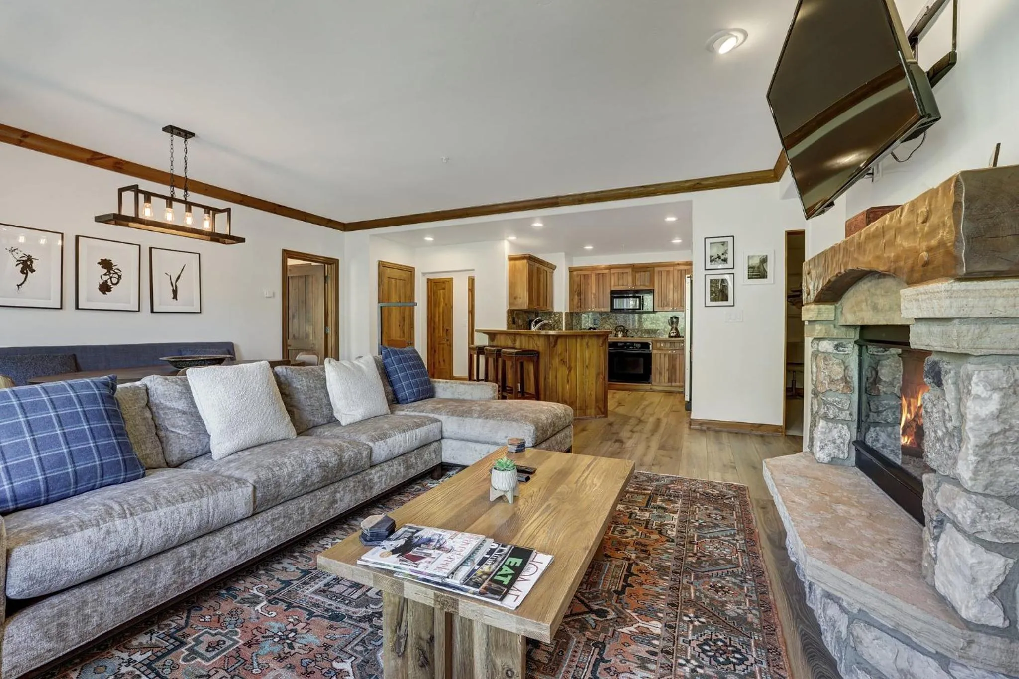 Living room in Elkhorn Lodge