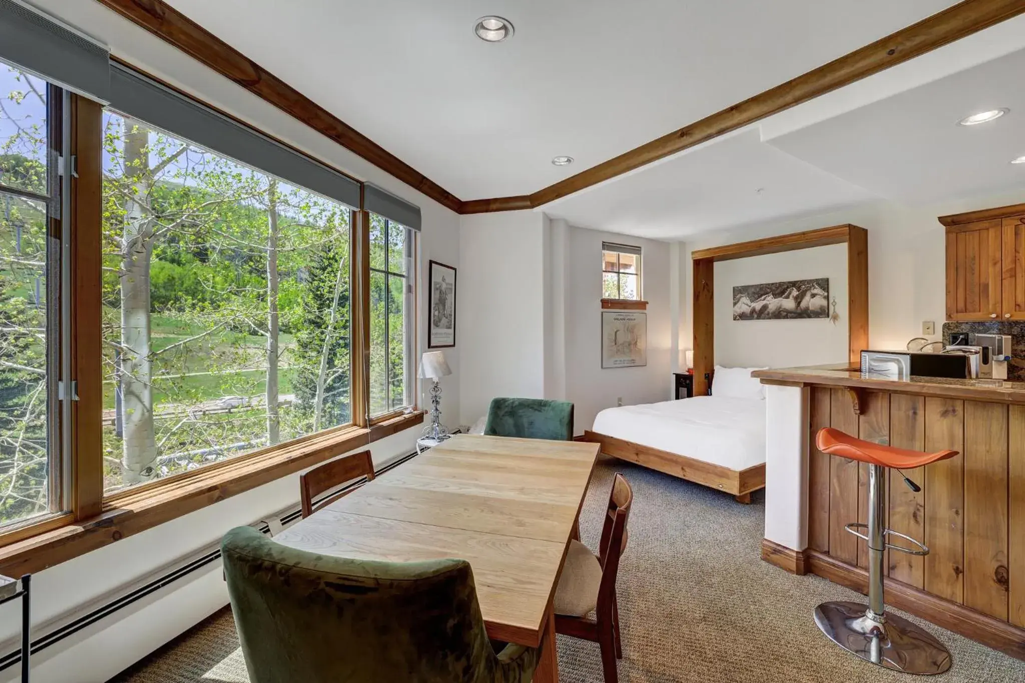 Restaurant/places to eat, Bed in Elkhorn Lodge Restaurant/places to eat, Bed in Elkhorn Lodge