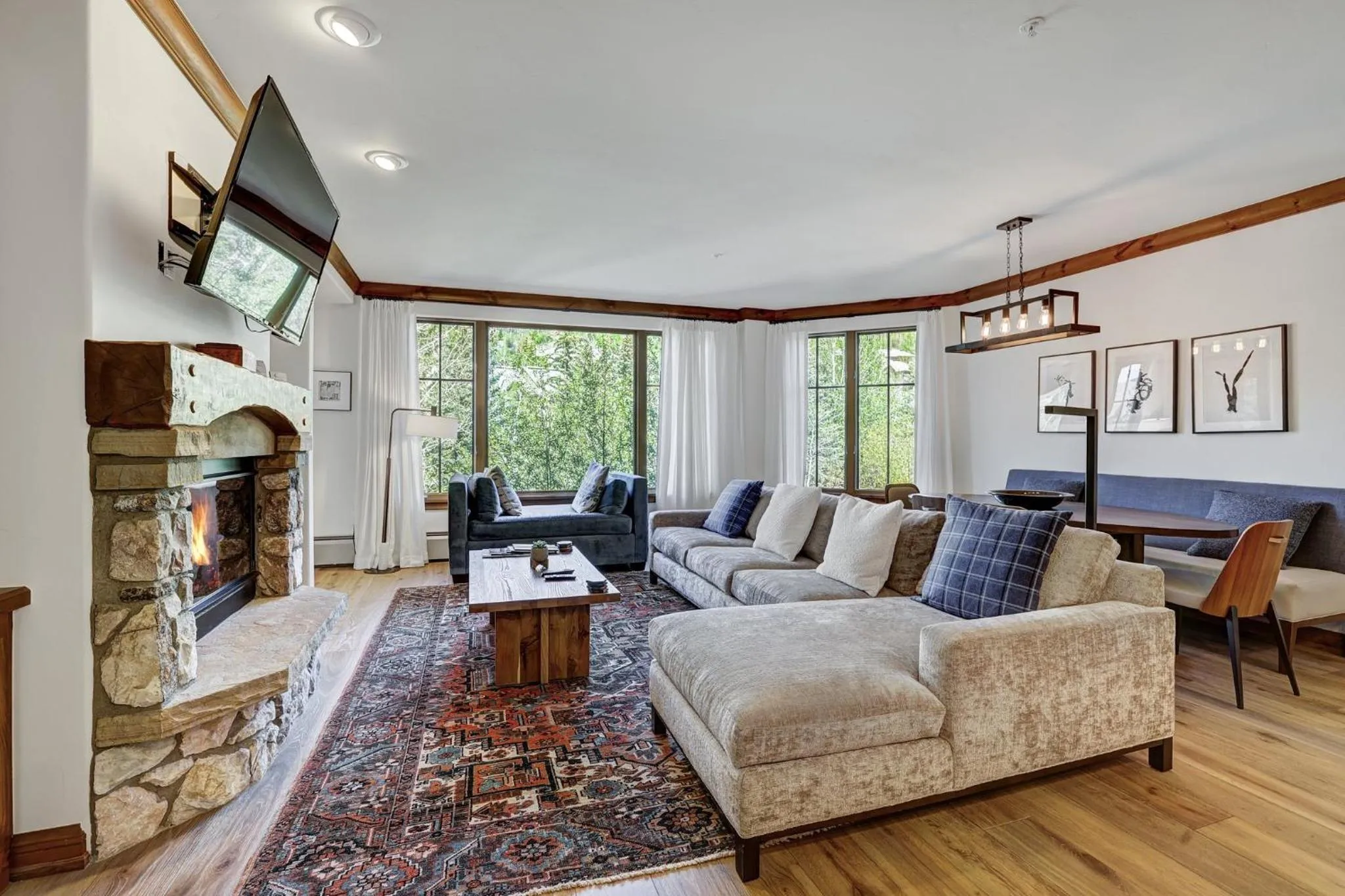 Living room in Elkhorn Lodge