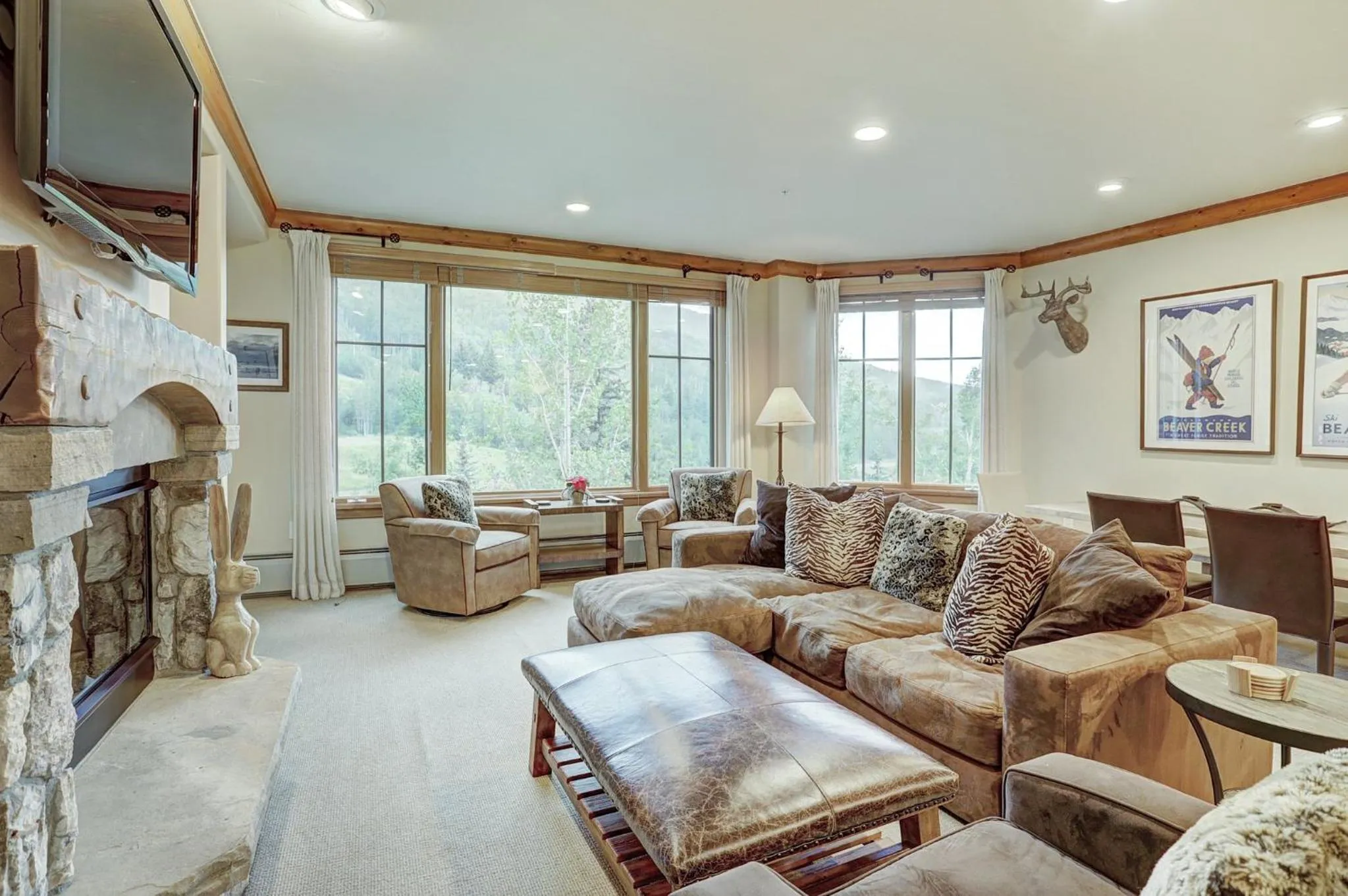 Living room in Elkhorn Lodge