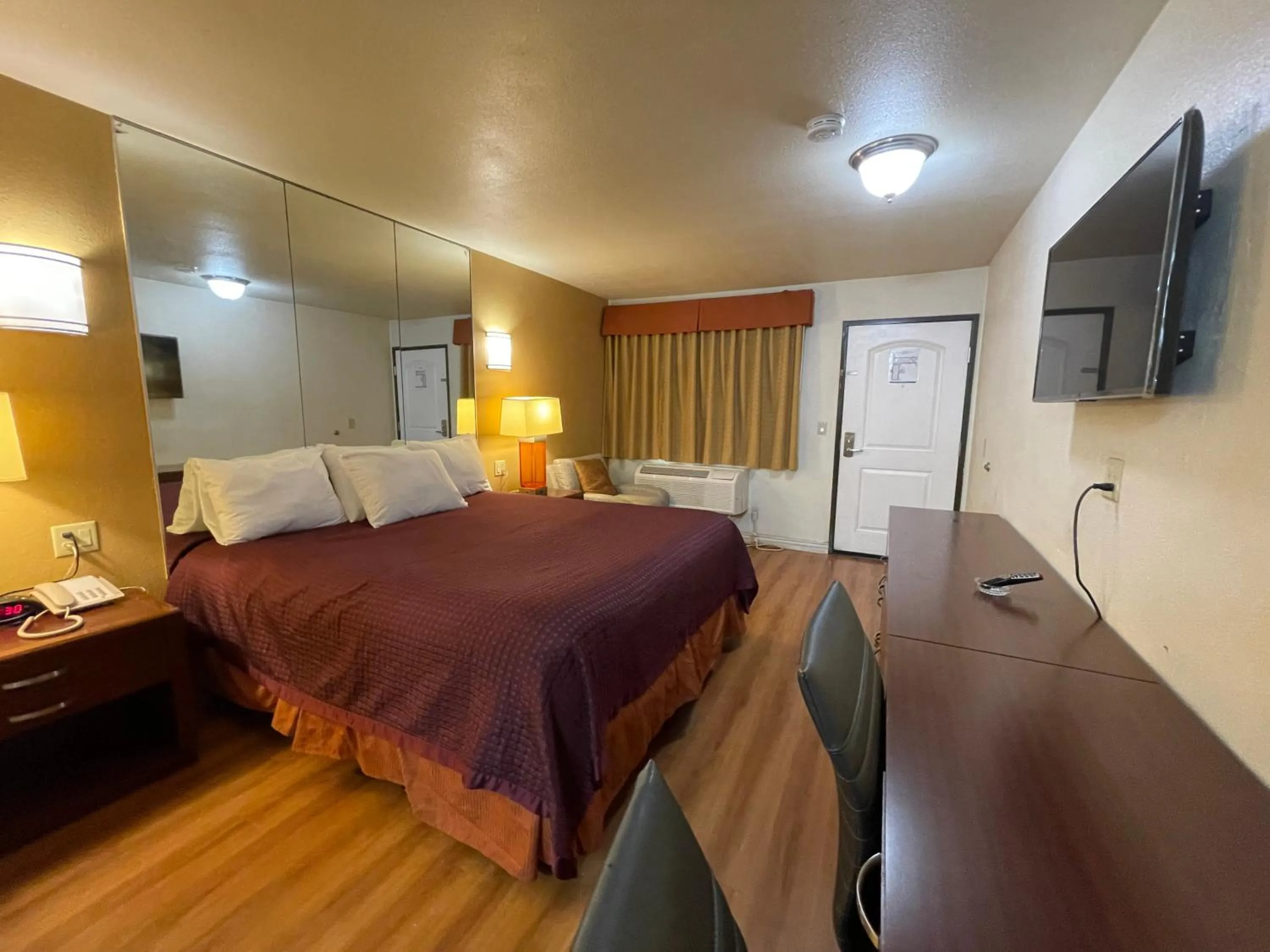 Photo of the whole room, Bed in Sierra Inn