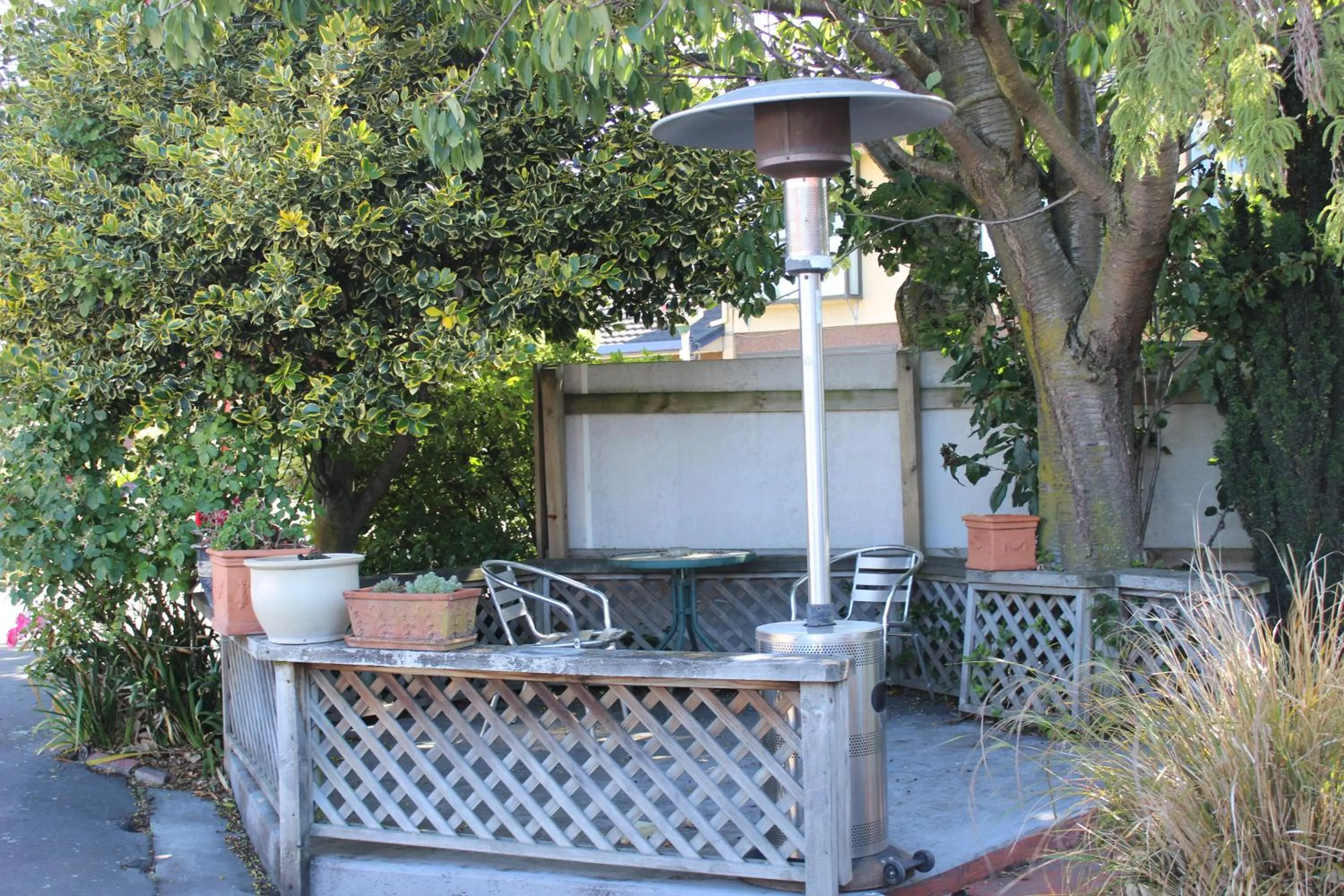 Patio in Earnslaw Motel