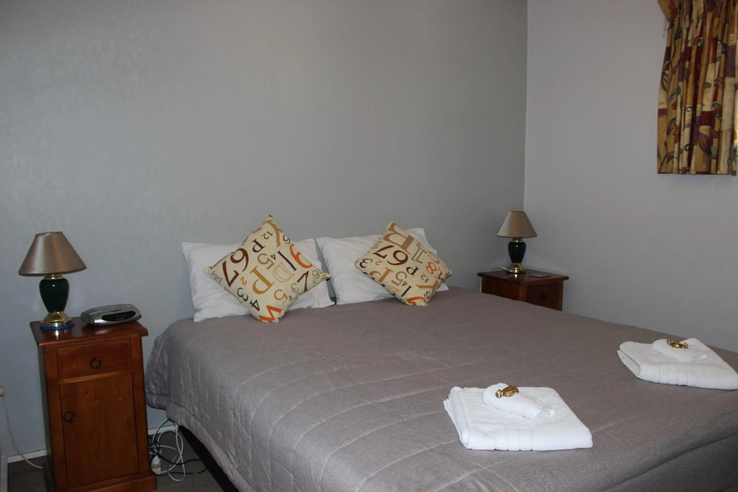 Photo of the whole room, Bed in Earnslaw Motel