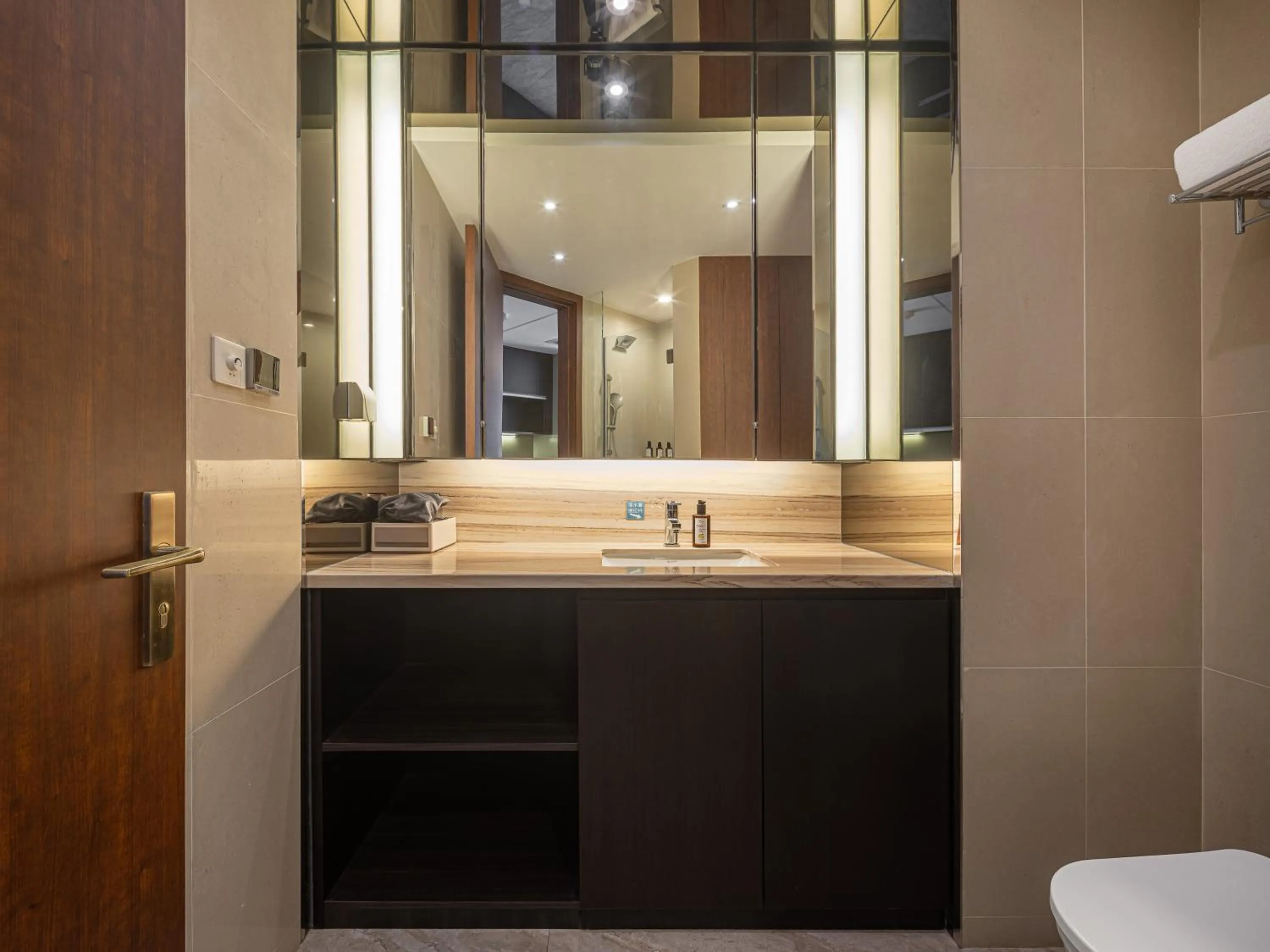 Toilet in Dalian Zhongshan Square Seaview Meilun Hotel