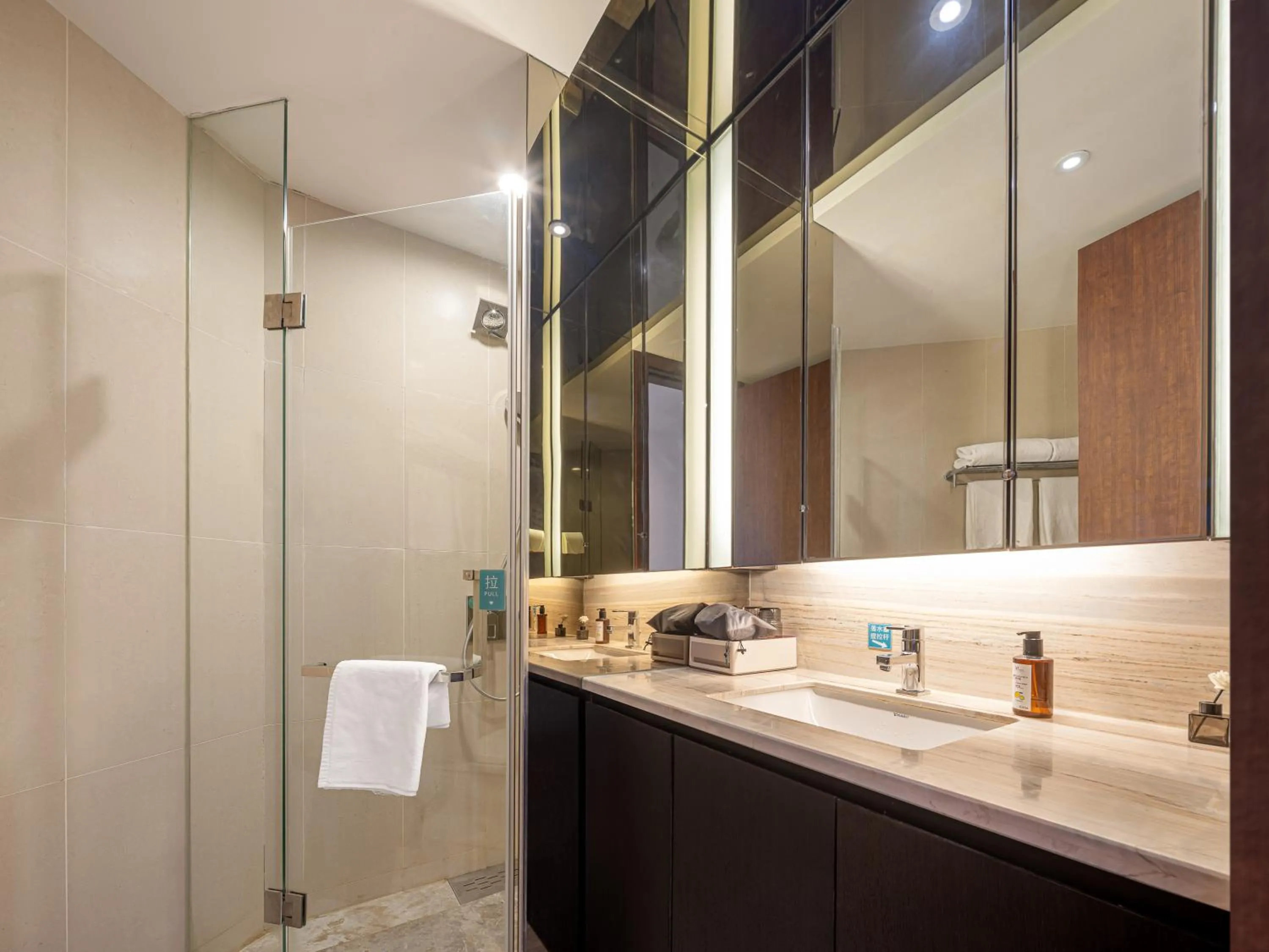 Shower in Dalian Zhongshan Square Seaview Meilun Hotel