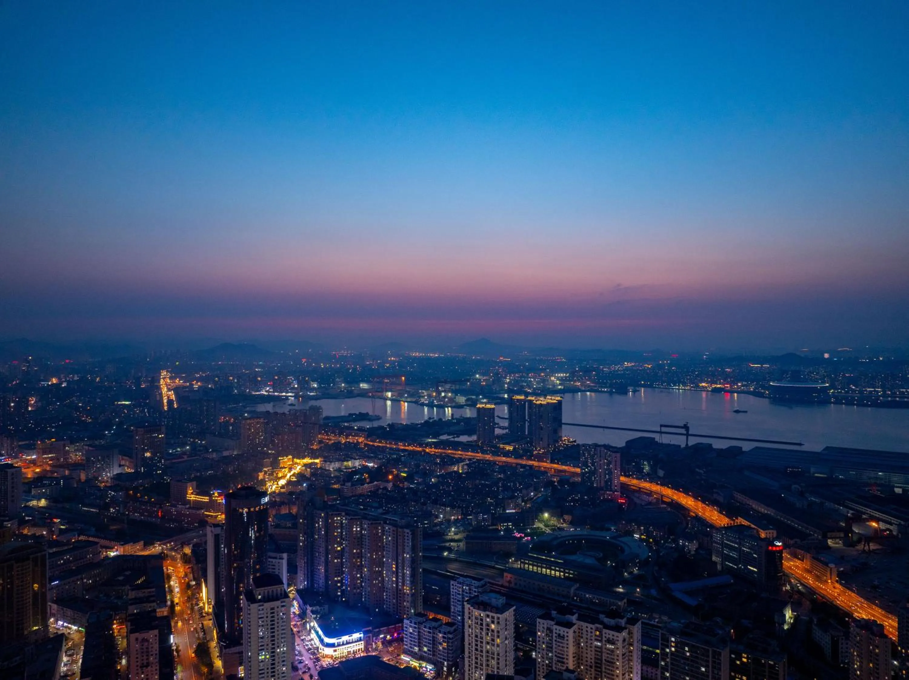 Nearby landmark in Dalian Zhongshan Square Seaview Meilun Hotel