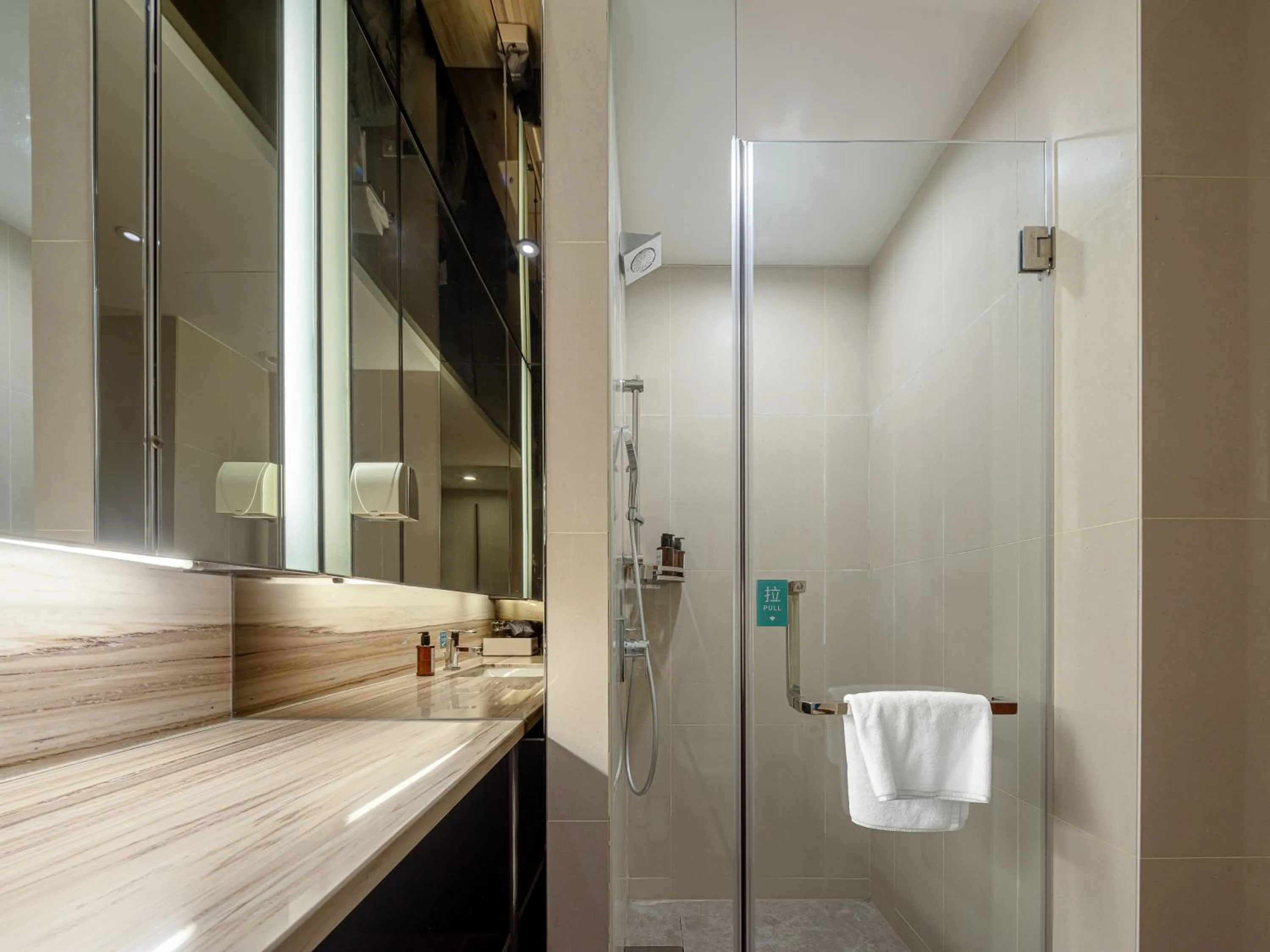 Shower in Dalian Zhongshan Square Seaview Meilun Hotel