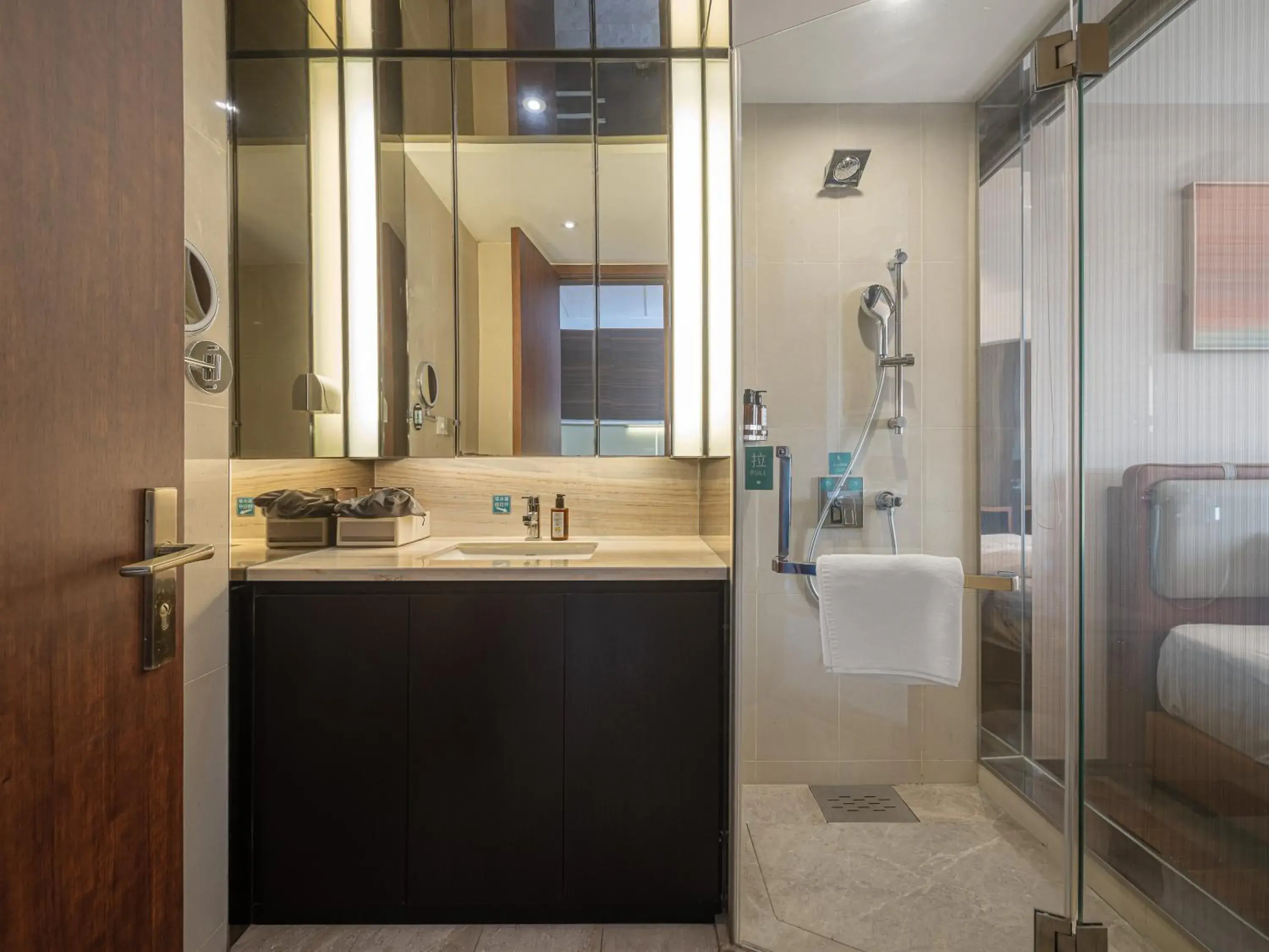 Shower, Bed in Dalian Zhongshan Square Seaview Meilun Hotel Shower, Bed in Dalian Zhongshan Square Seaview Meilun Hotel