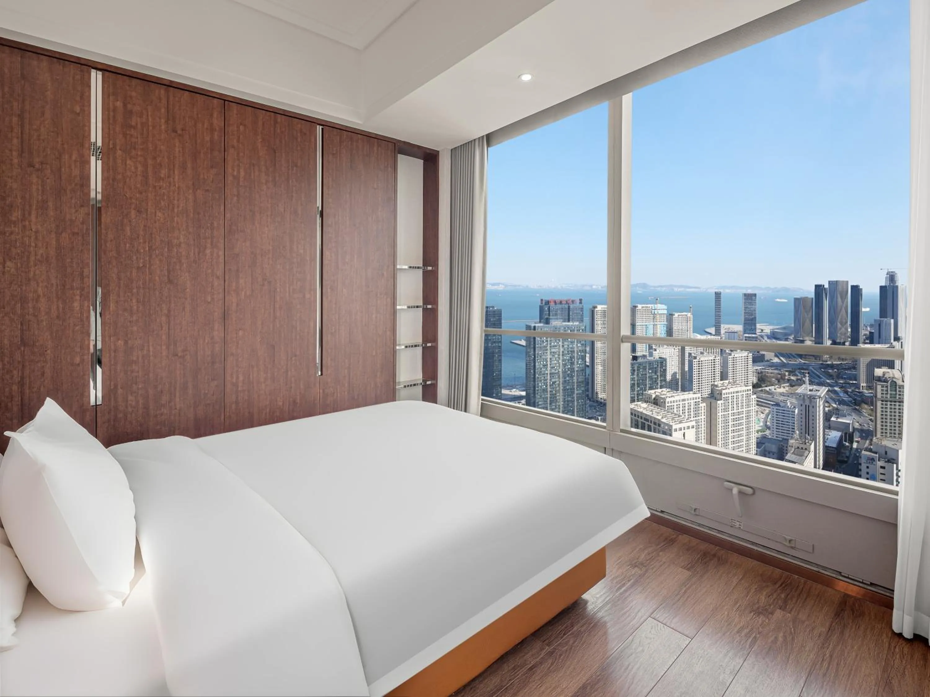 Bed in Dalian Zhongshan Square Seaview Meilun Hotel