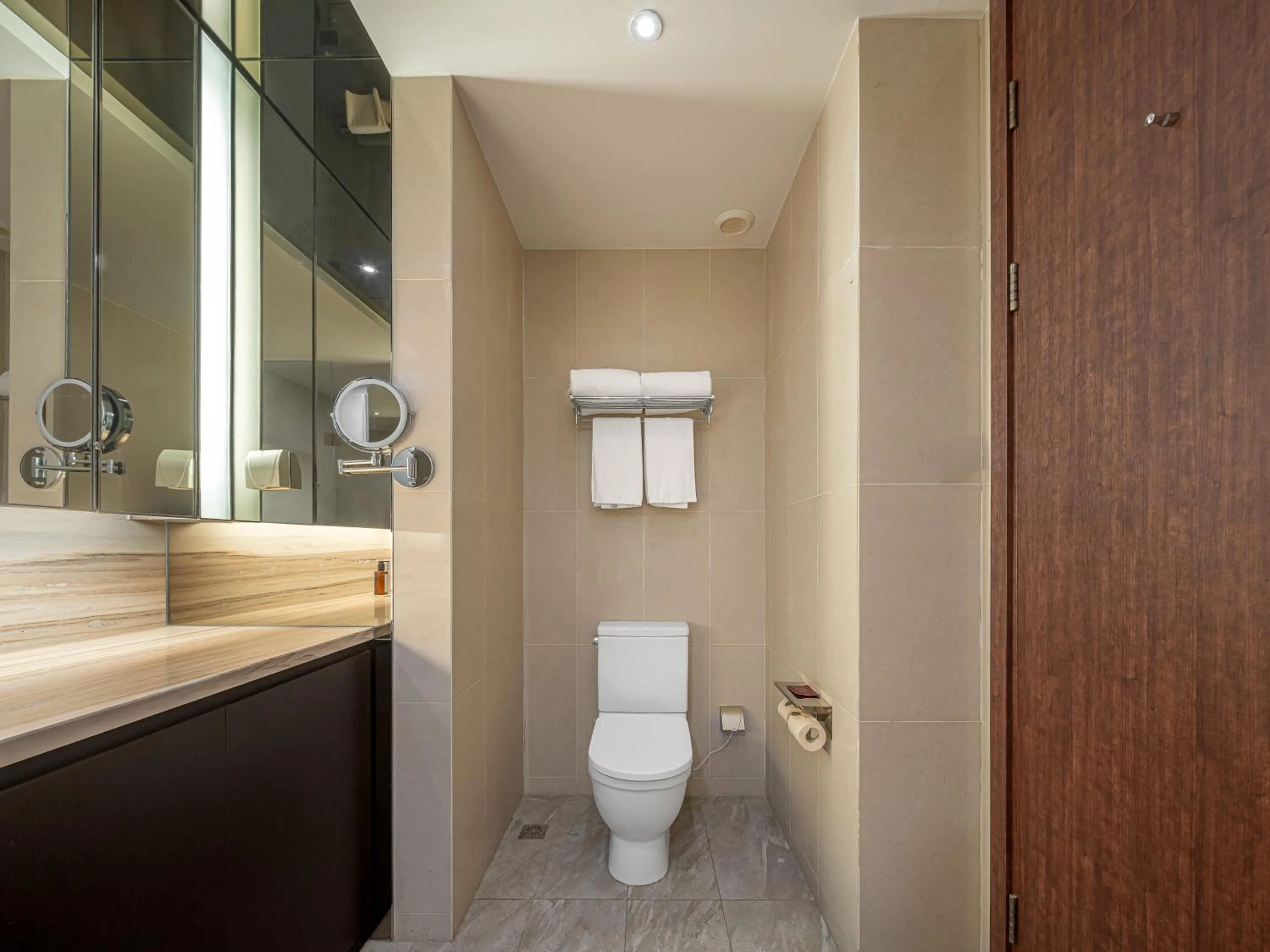 Toilet in Dalian Zhongshan Square Seaview Meilun Hotel