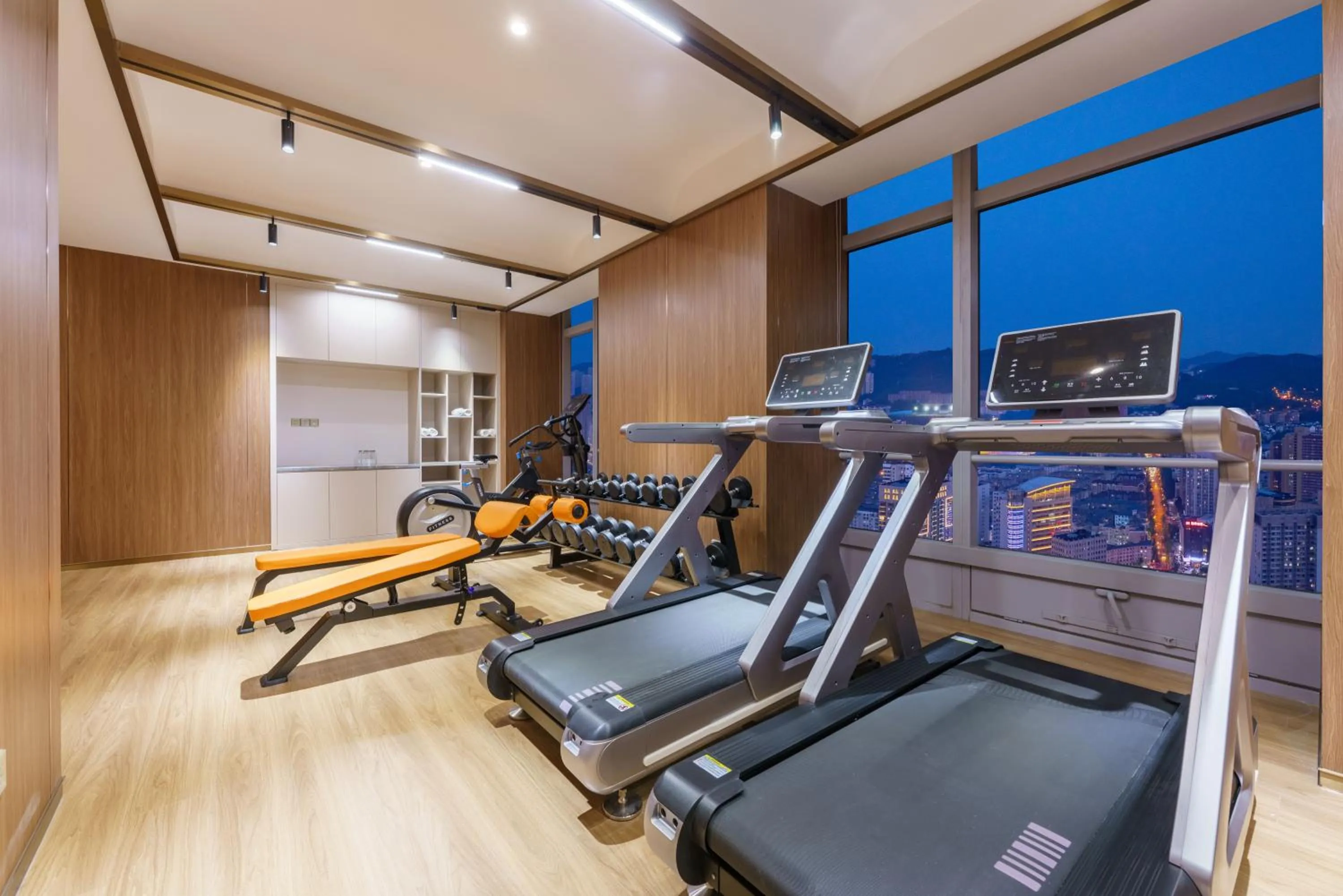 Fitness centre/facilities in Dalian Zhongshan Square Seaview Meilun Hotel