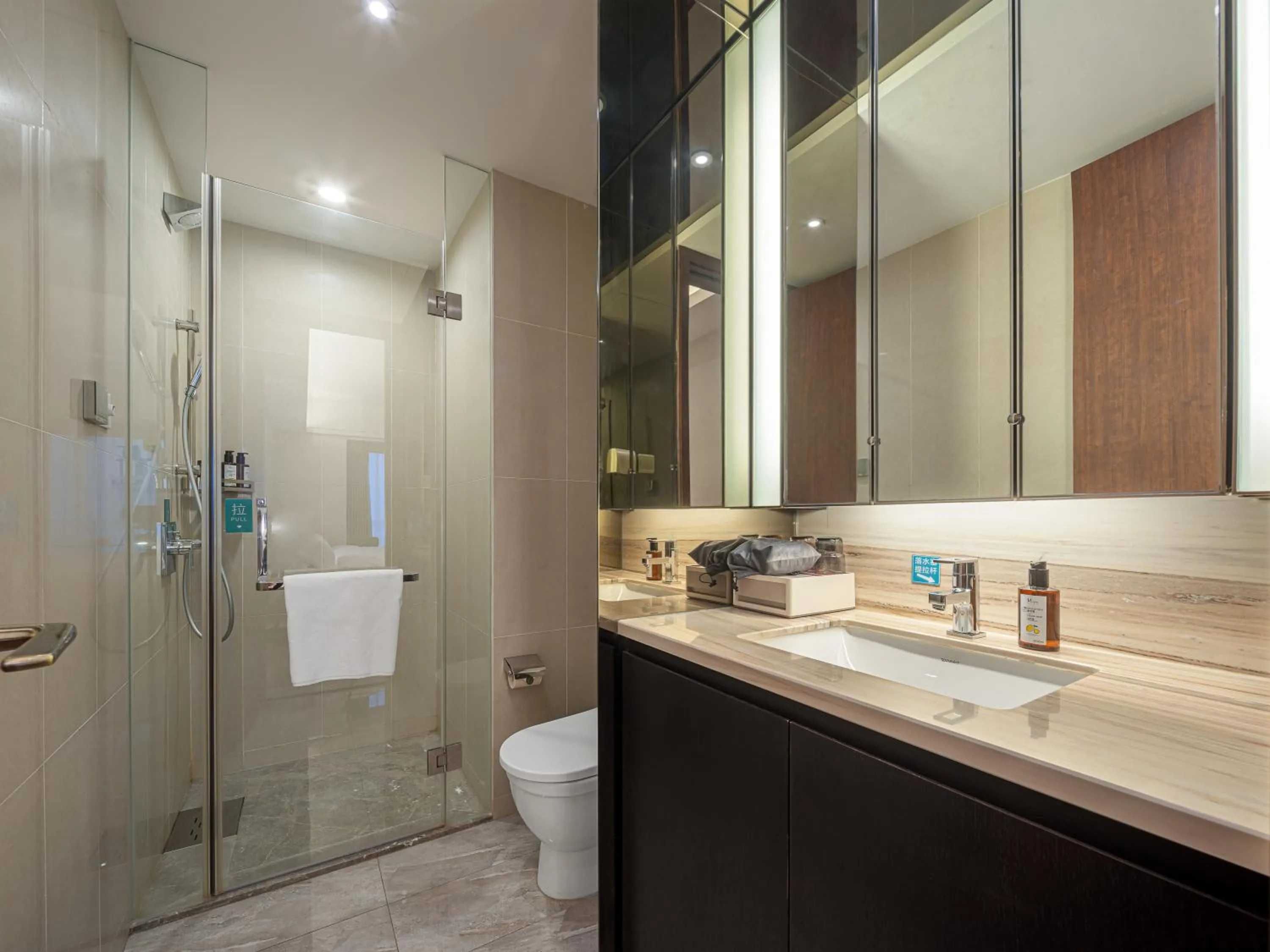 Toilet in Dalian Zhongshan Square Seaview Meilun Hotel