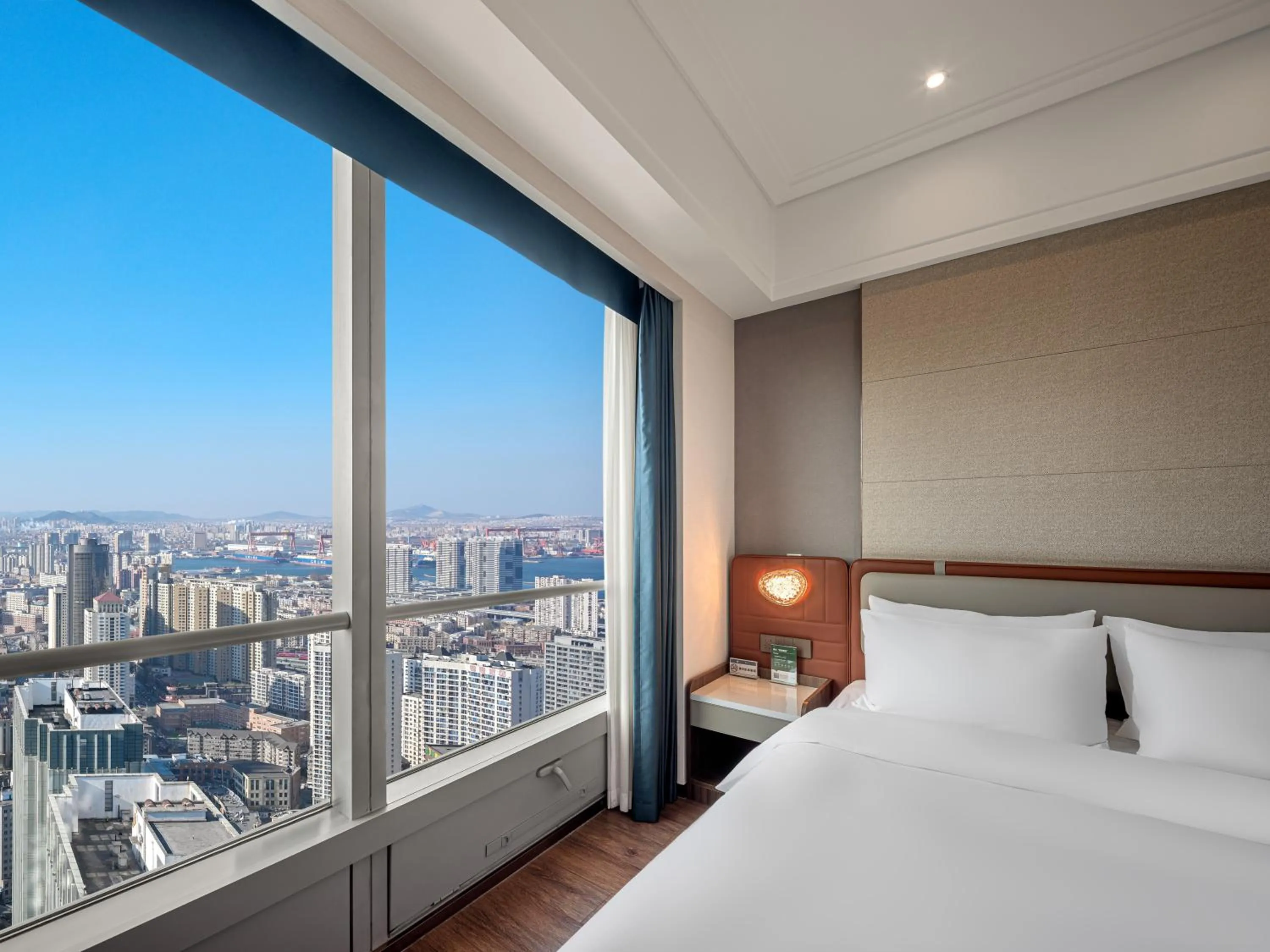 Bed in Dalian Zhongshan Square Seaview Meilun Hotel
