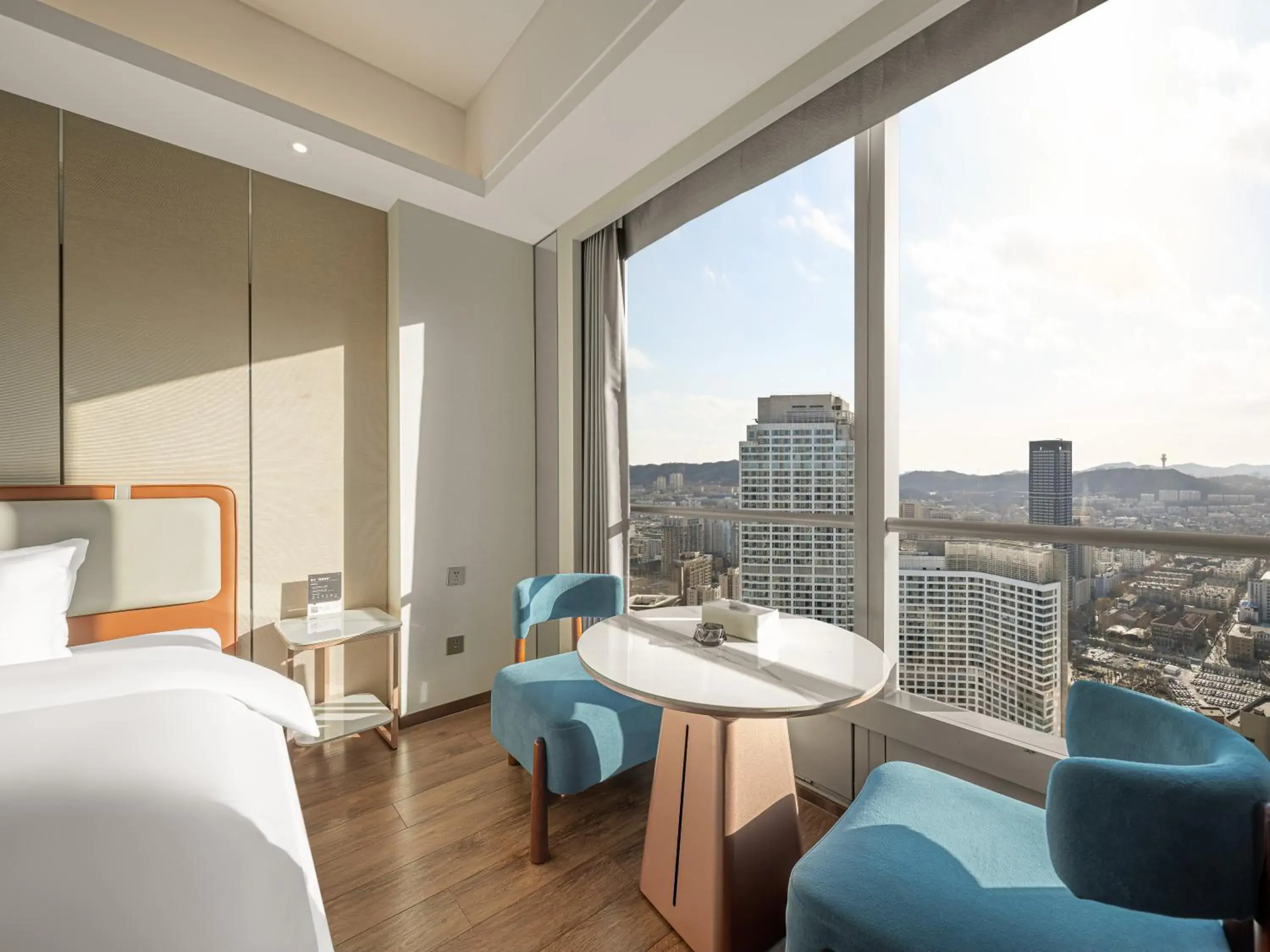 Seating area, Bed in Dalian Zhongshan Square Seaview Meilun Hotel Seating area, Bed in Dalian Zhongshan Square Seaview Meilun Hotel