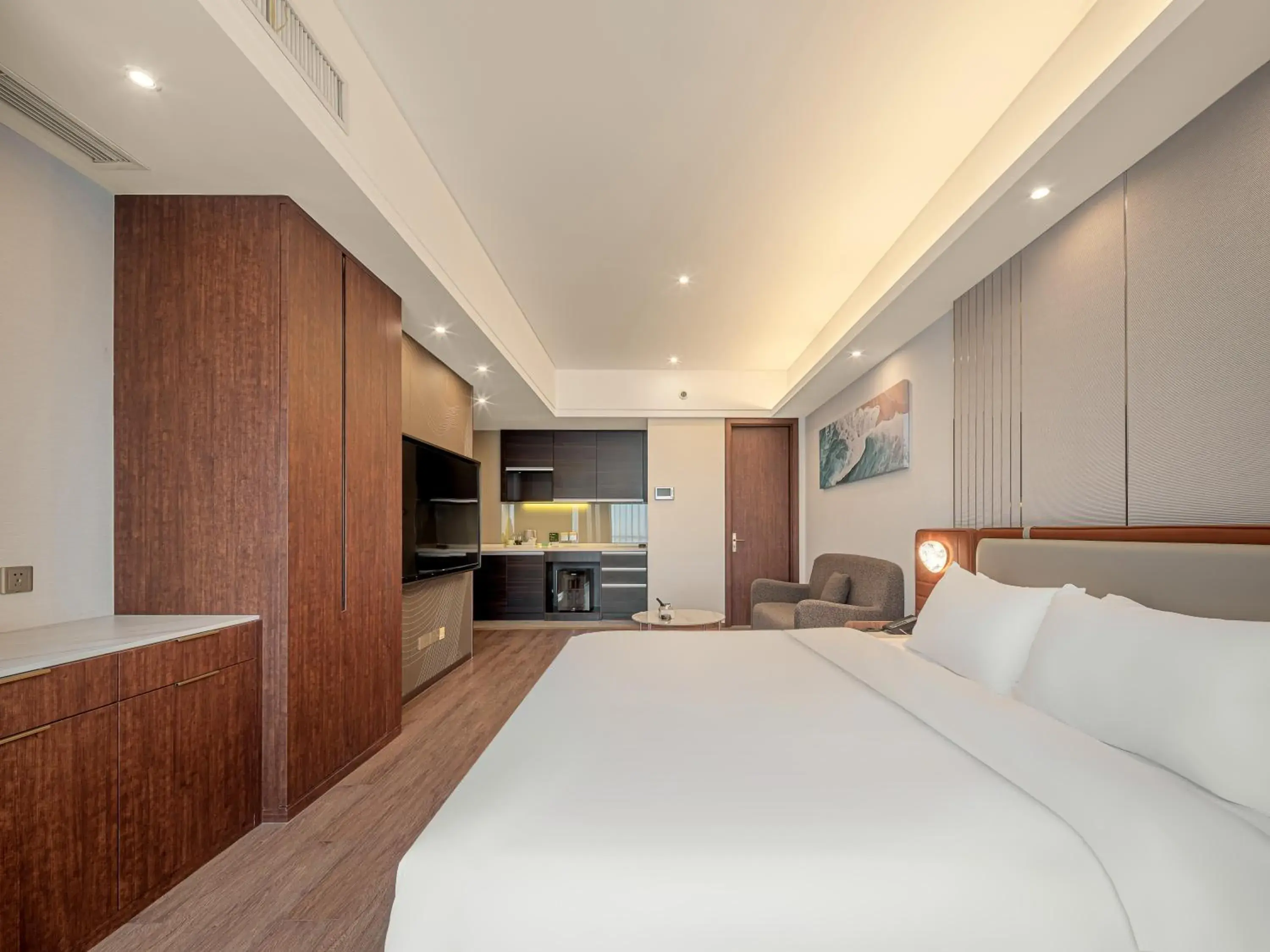 Photo of the whole room, Bed in Dalian Zhongshan Square Seaview Meilun Hotel Photo of the whole room, Bed in Dalian Zhongshan Square Seaview Meilun Hotel